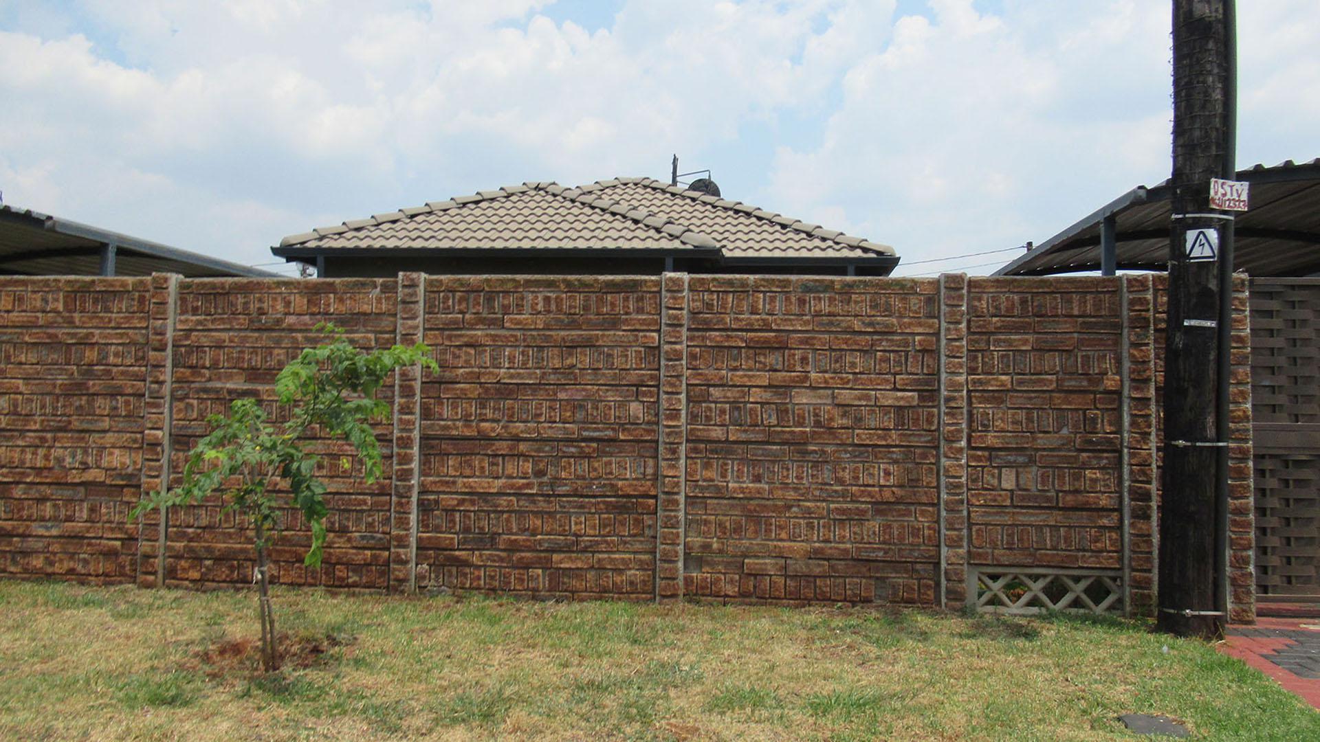 Front View of property in Protea Glen