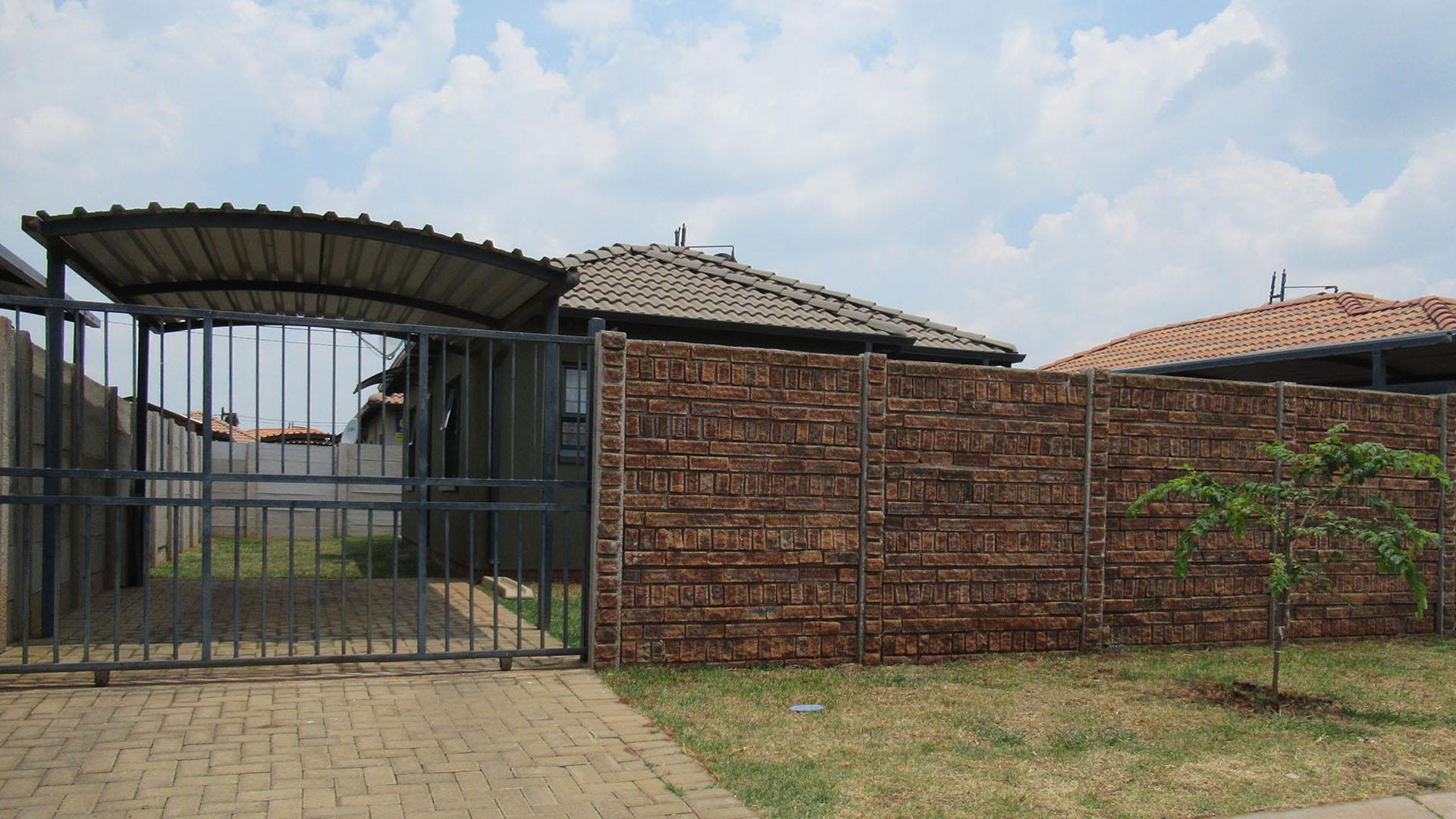 Front View of property in Protea Glen