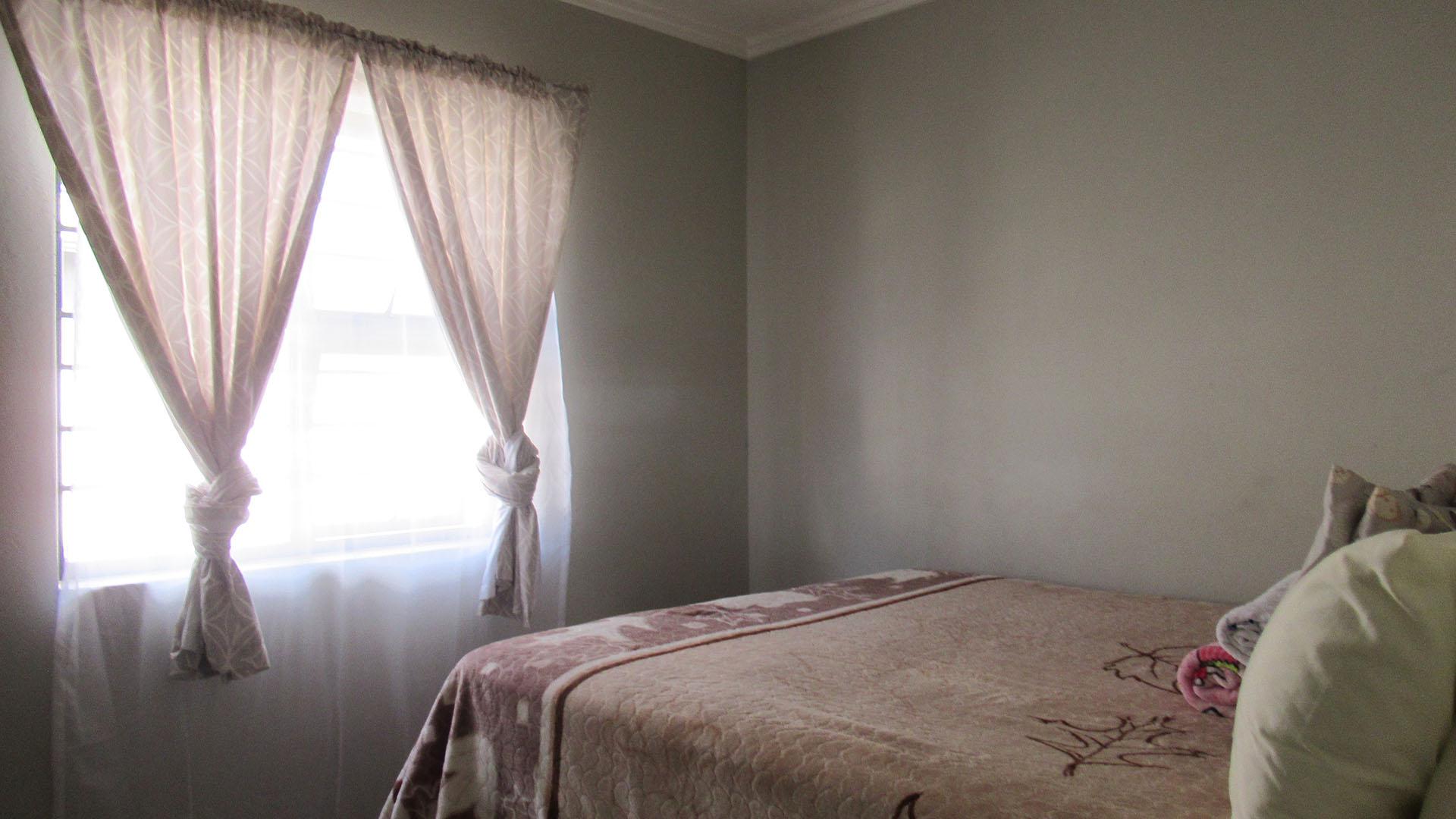 Bed Room 1 - 7 square meters of property in Protea Glen