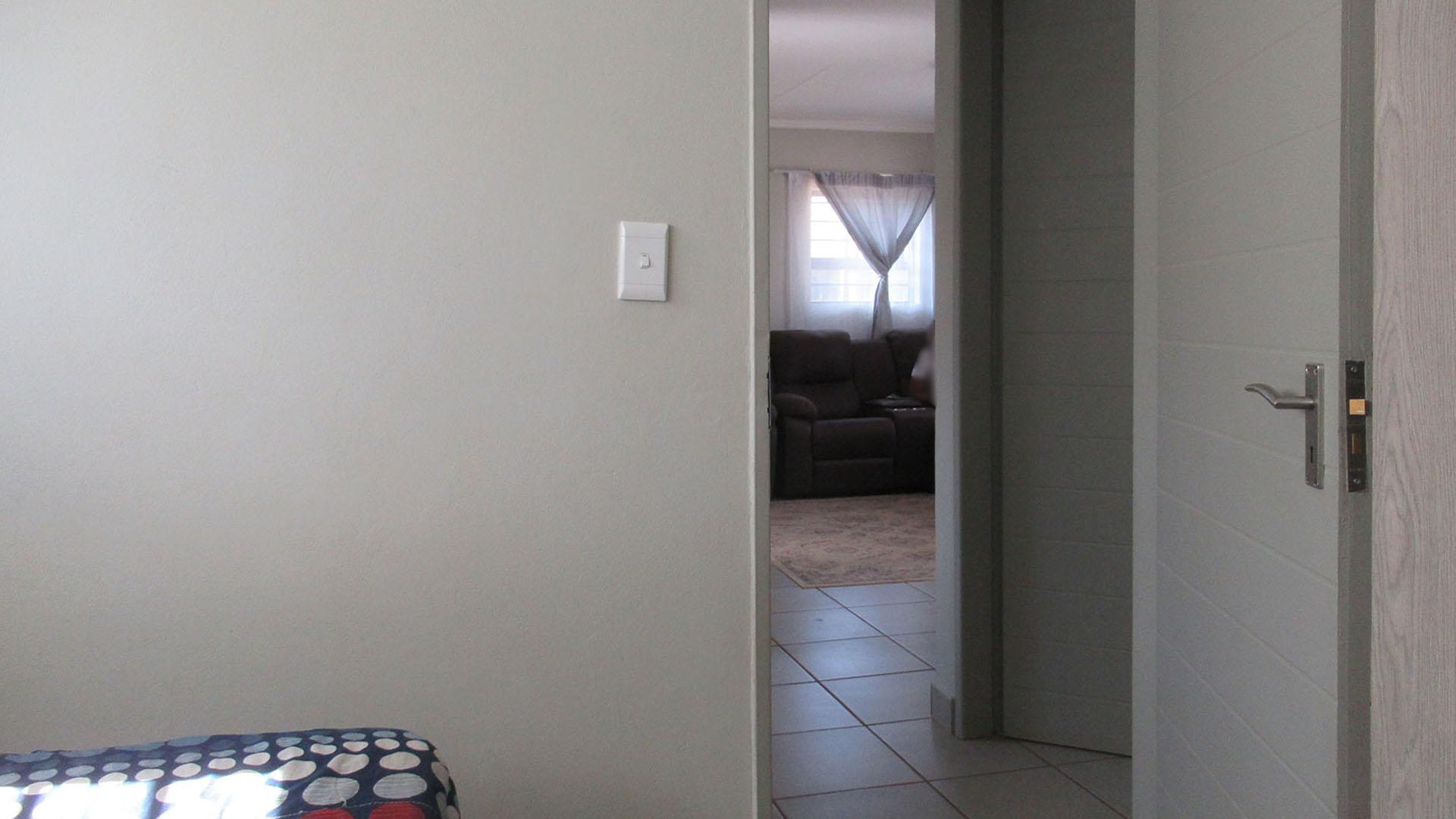 Bed Room 2 - 8 square meters of property in Protea Glen
