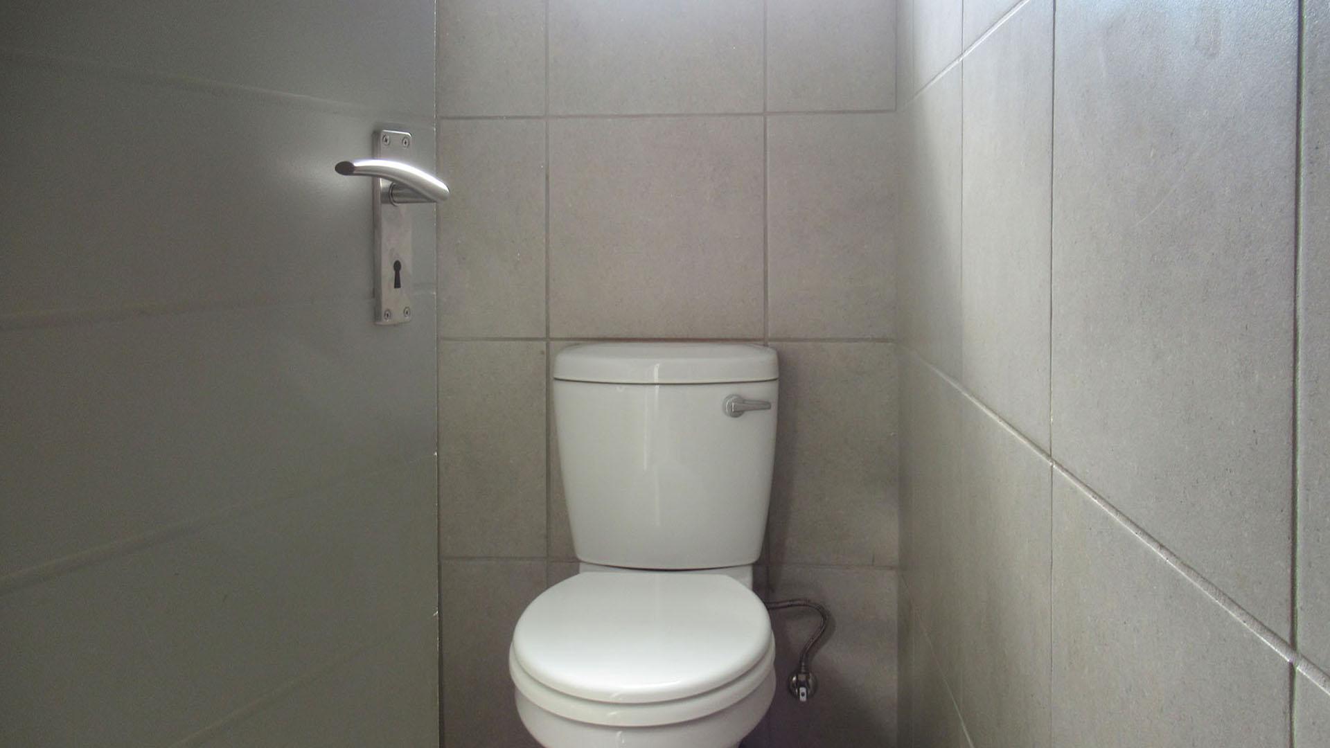 Bathroom 1 - 2 square meters of property in Protea Glen