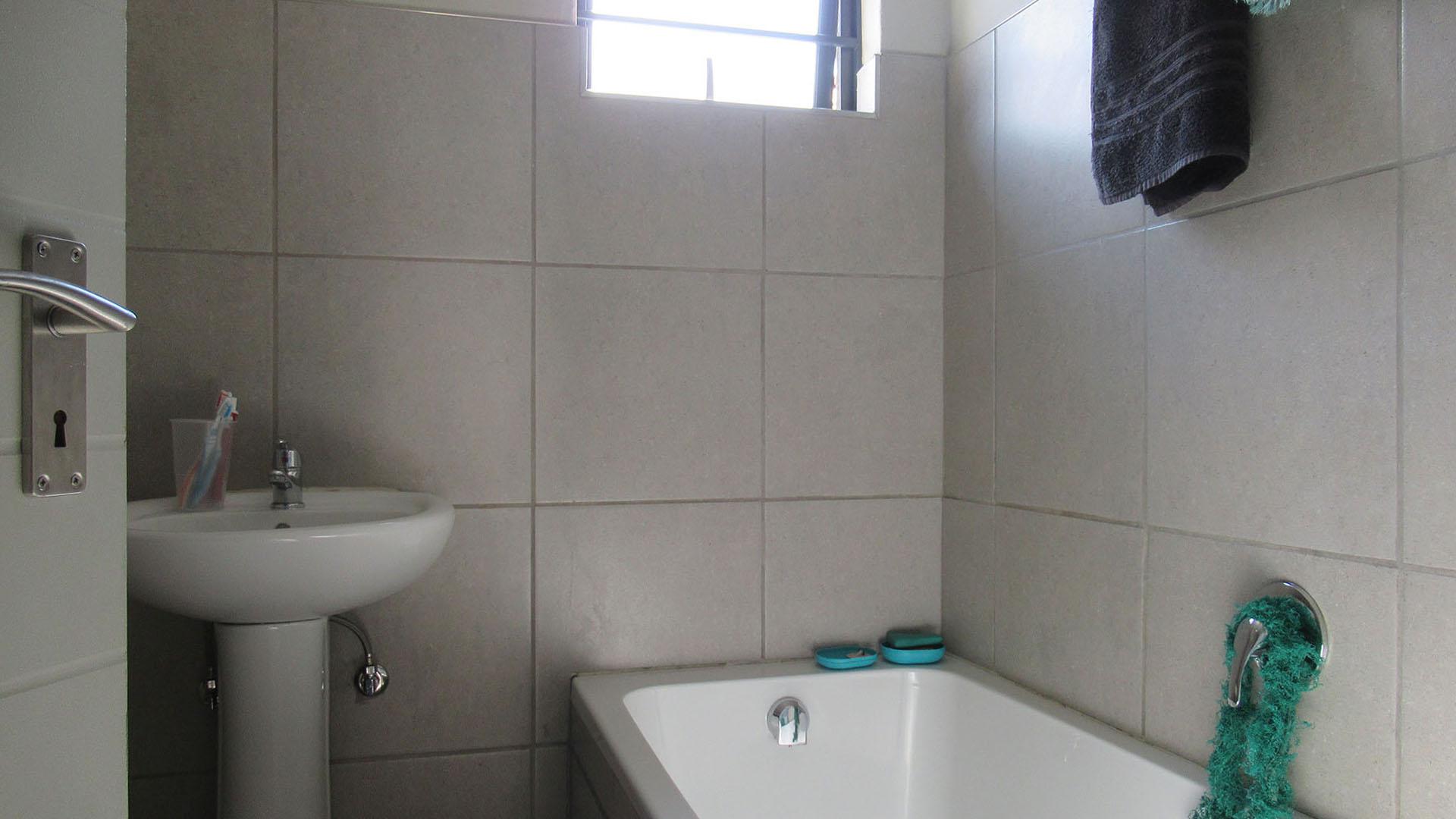Bathroom 2 - 3 square meters of property in Protea Glen