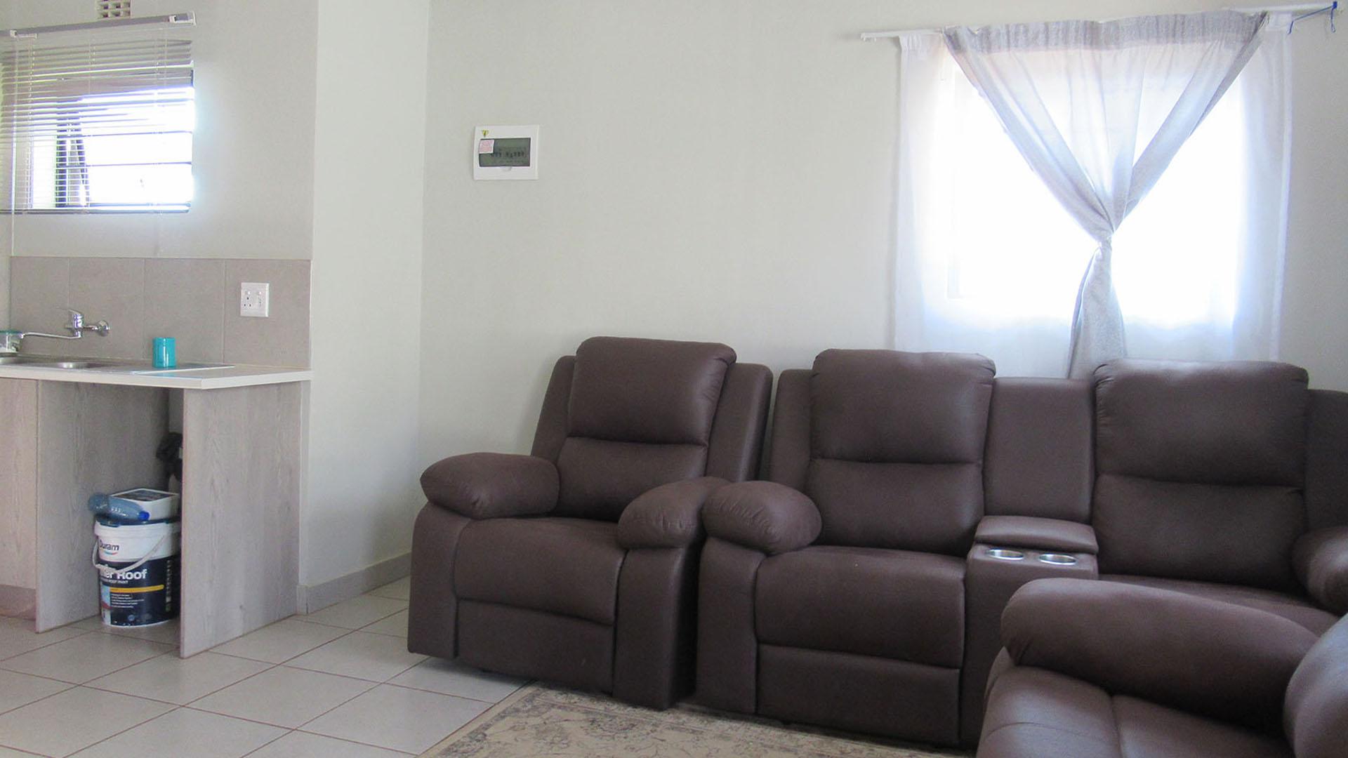 Lounges - 17 square meters of property in Protea Glen