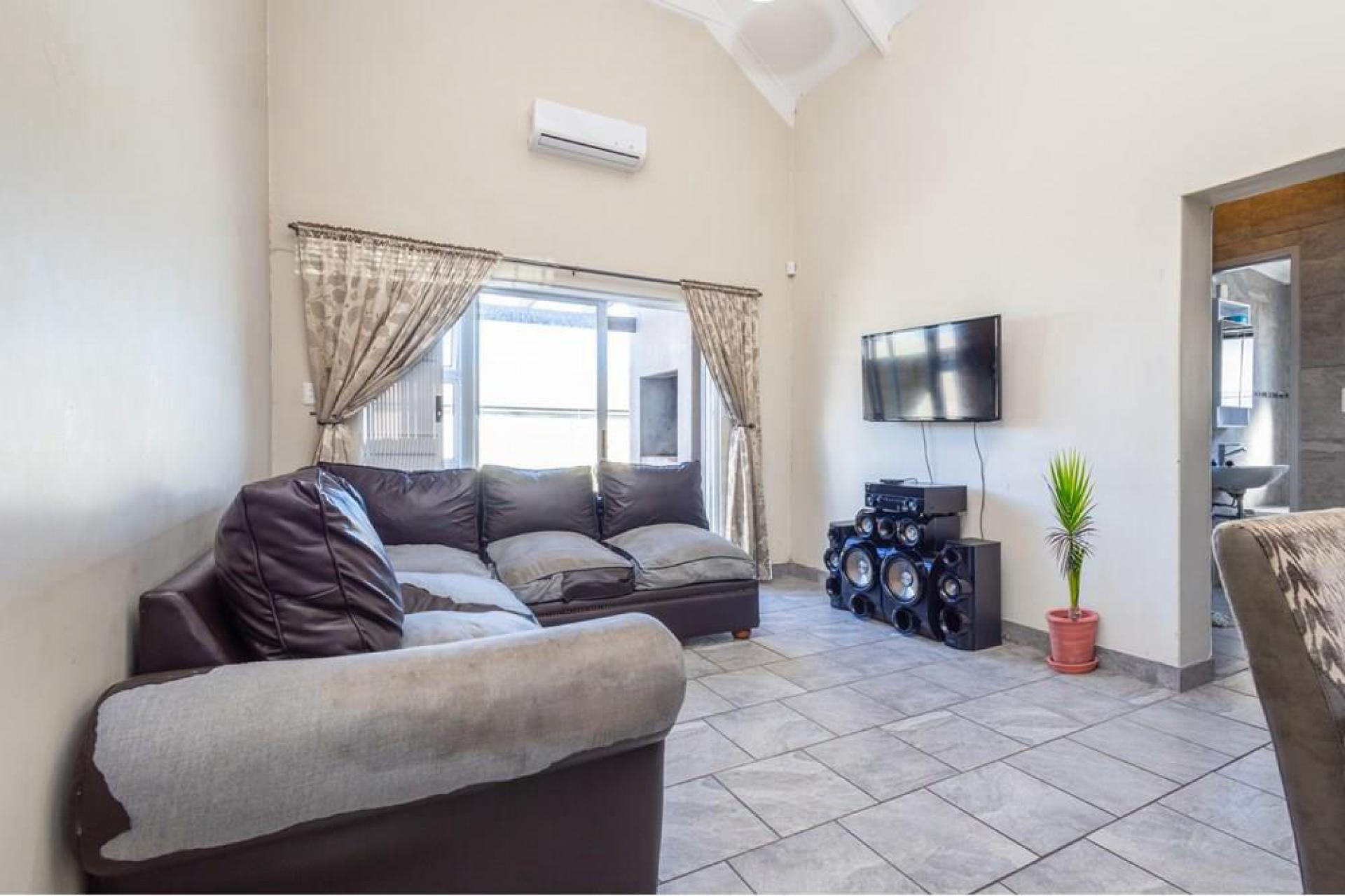 2 Bedroom House for Sale For Sale in Kraaifontein MR617451