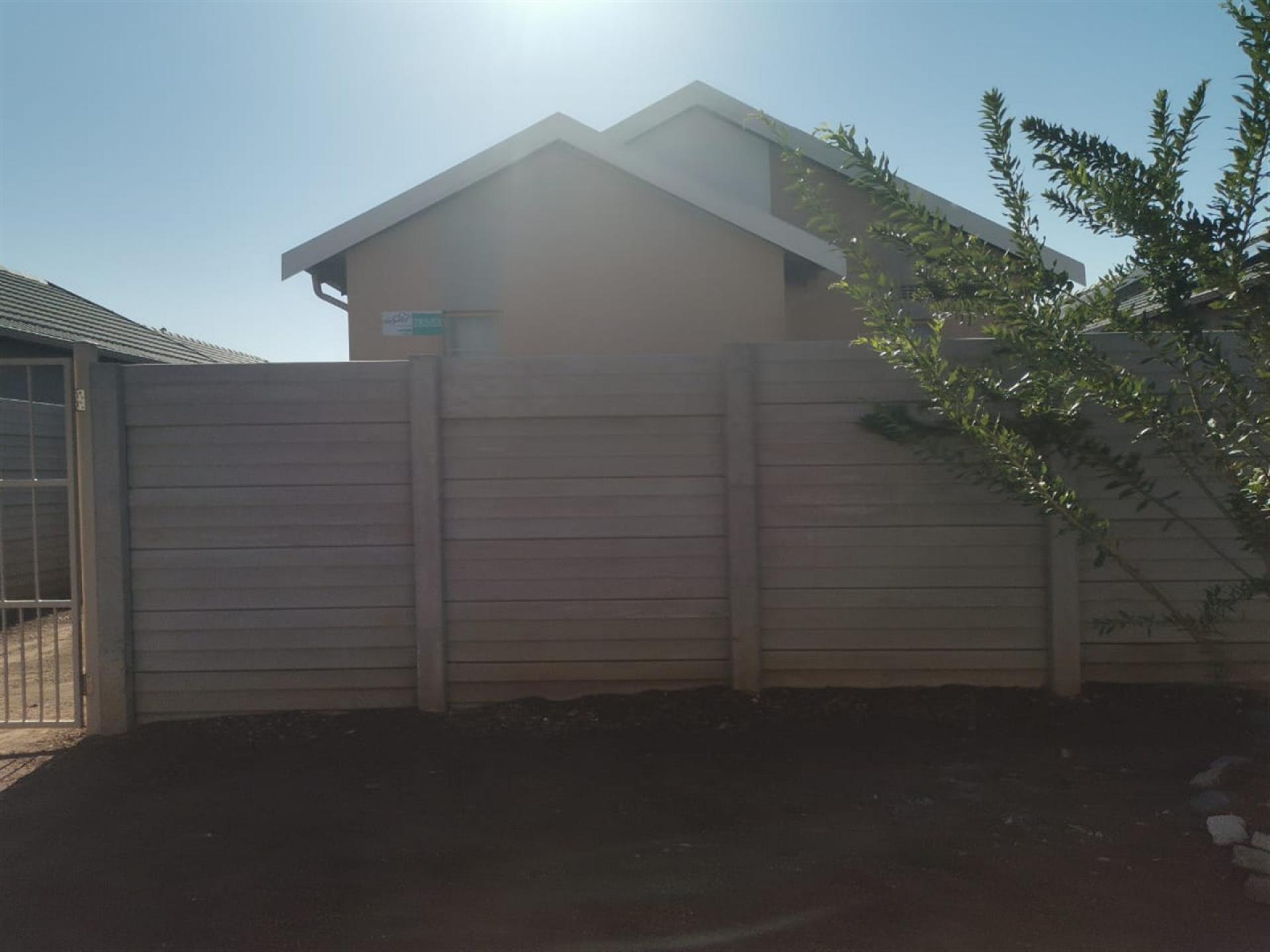 Front View of property in Palm Ridge