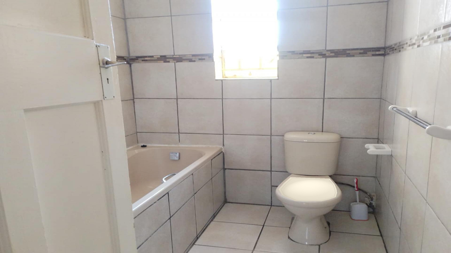 Bathroom 1 of property in Regents Park