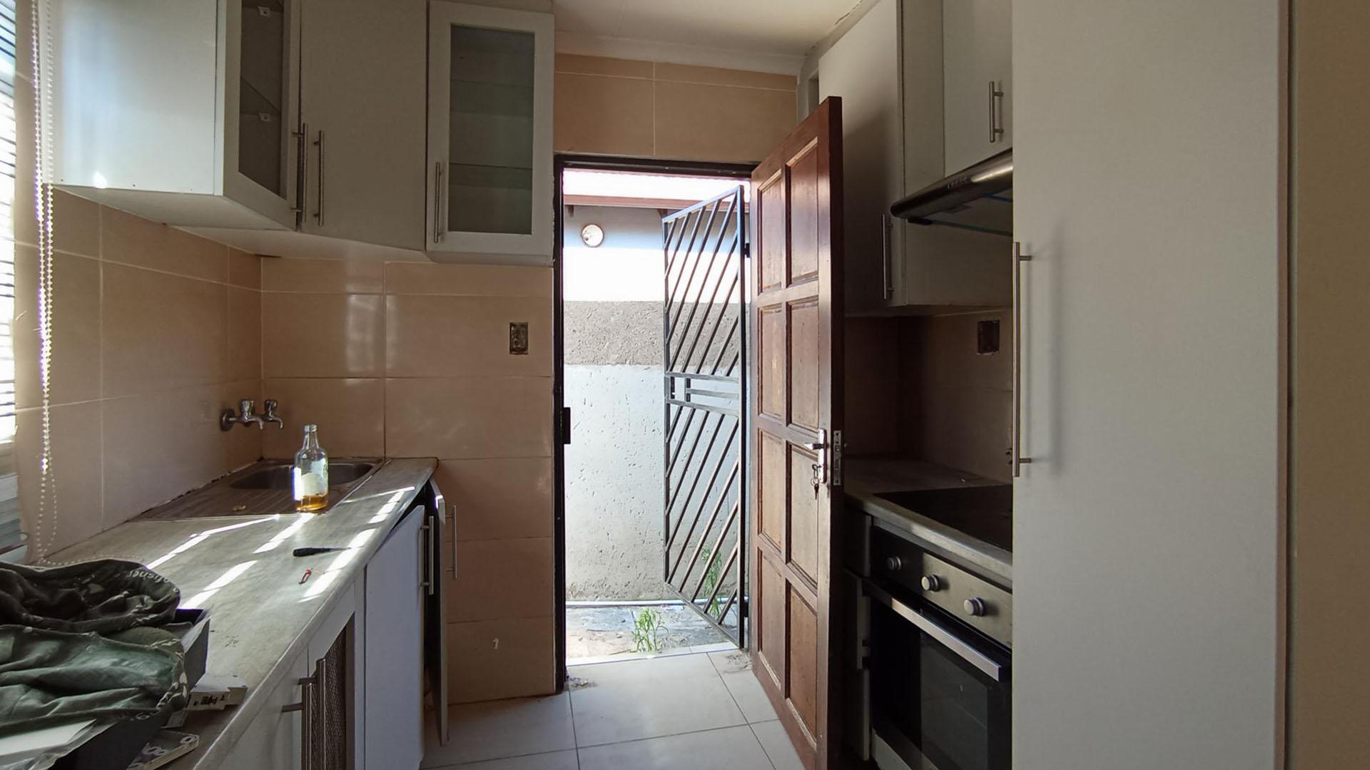Kitchen - 8 square meters of property in Soshanguve East