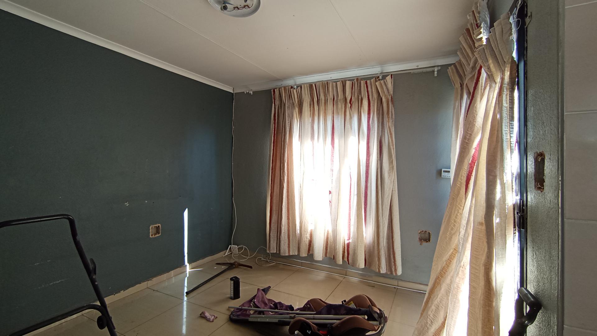 Lounges - 12 square meters of property in Soshanguve East