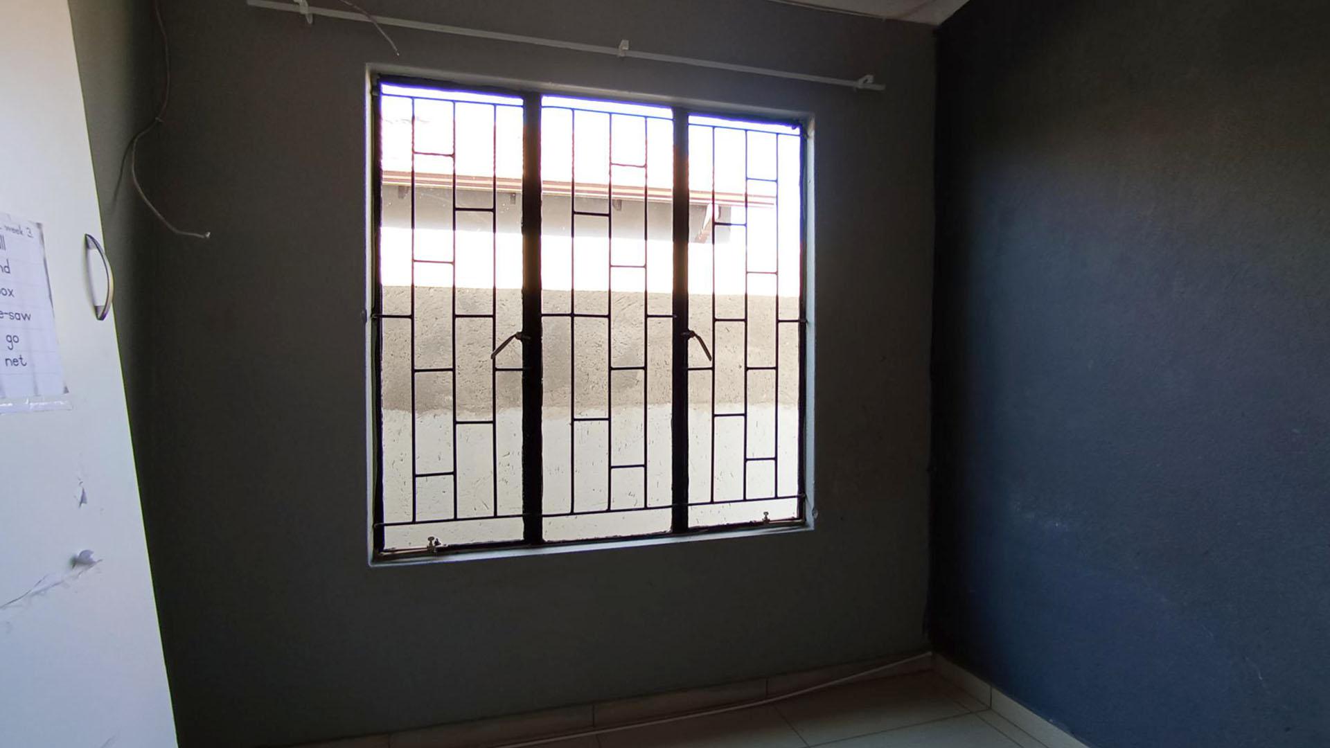 Bed Room 2 - 8 square meters of property in Soshanguve East