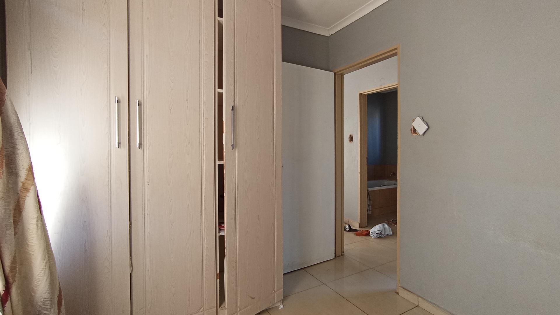 Bed Room 1 - 9 square meters of property in Soshanguve East