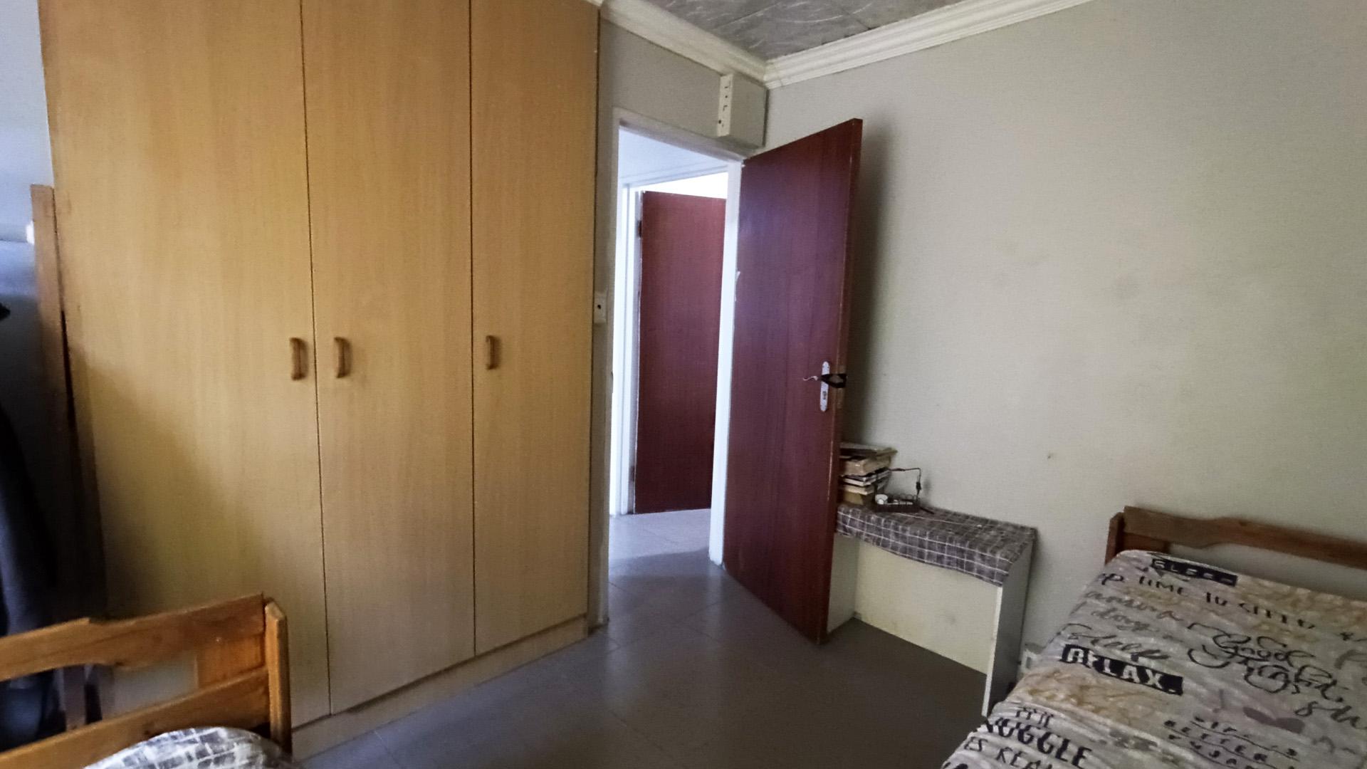 Bed Room 1 - 11 square meters of property in Sillwood Heights