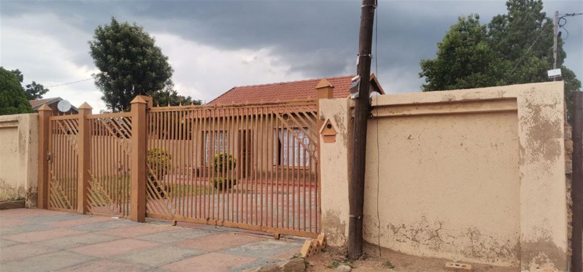 Front View of property in Lethlabile