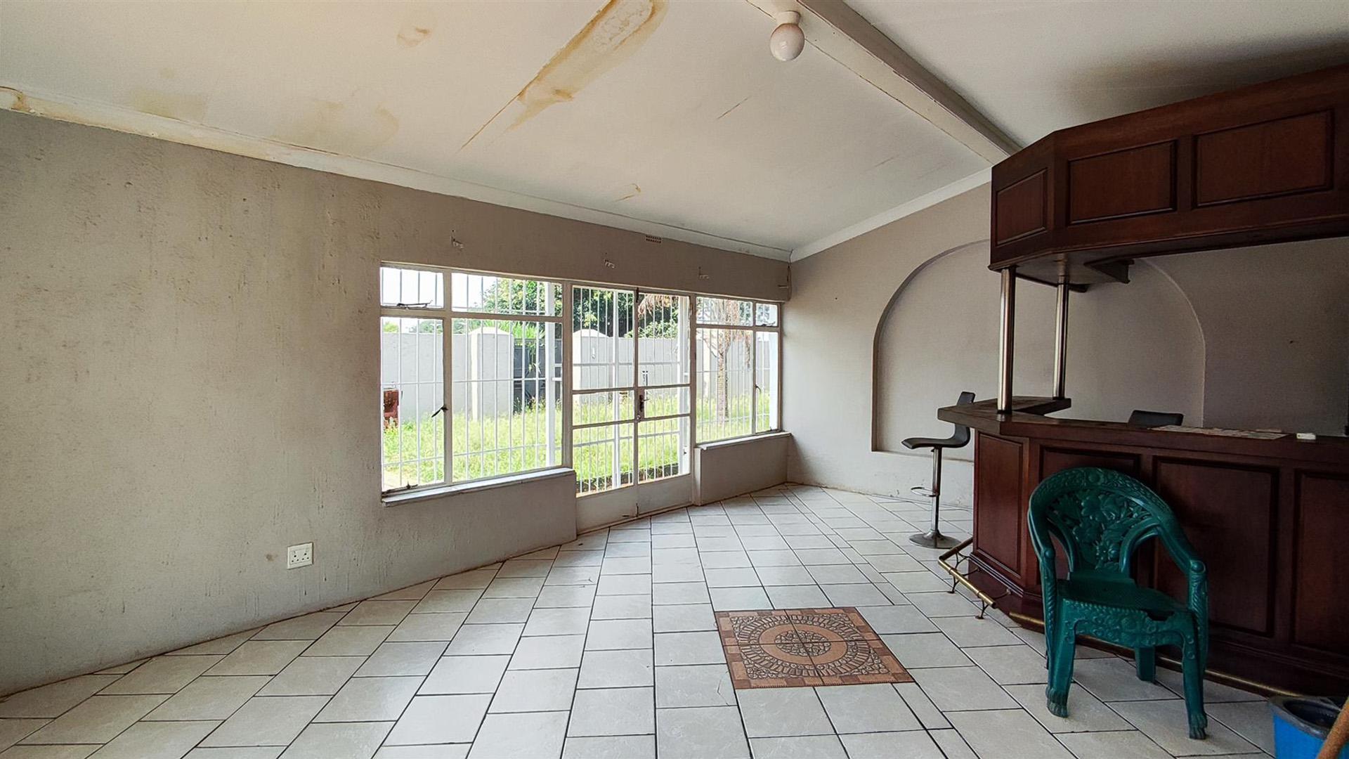 Lounges - 42 square meters of property in Dalview