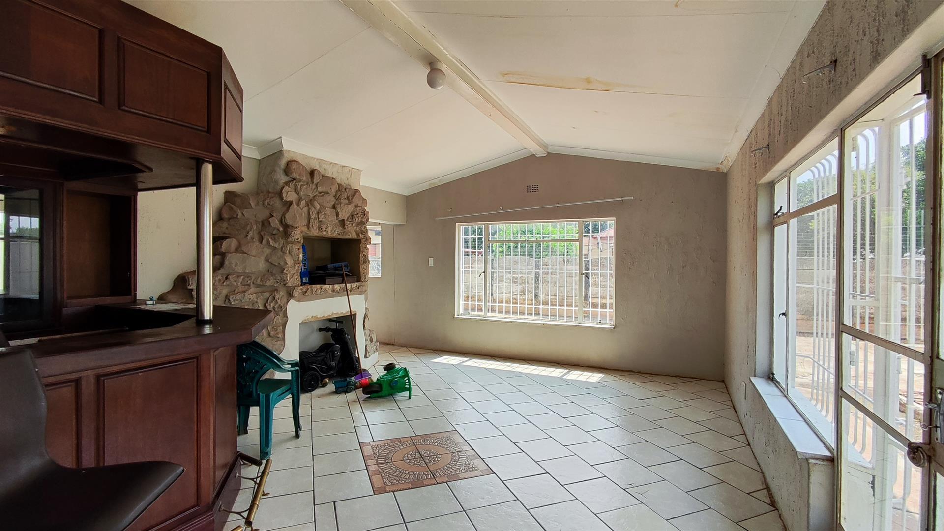 Lounges - 42 square meters of property in Dalview