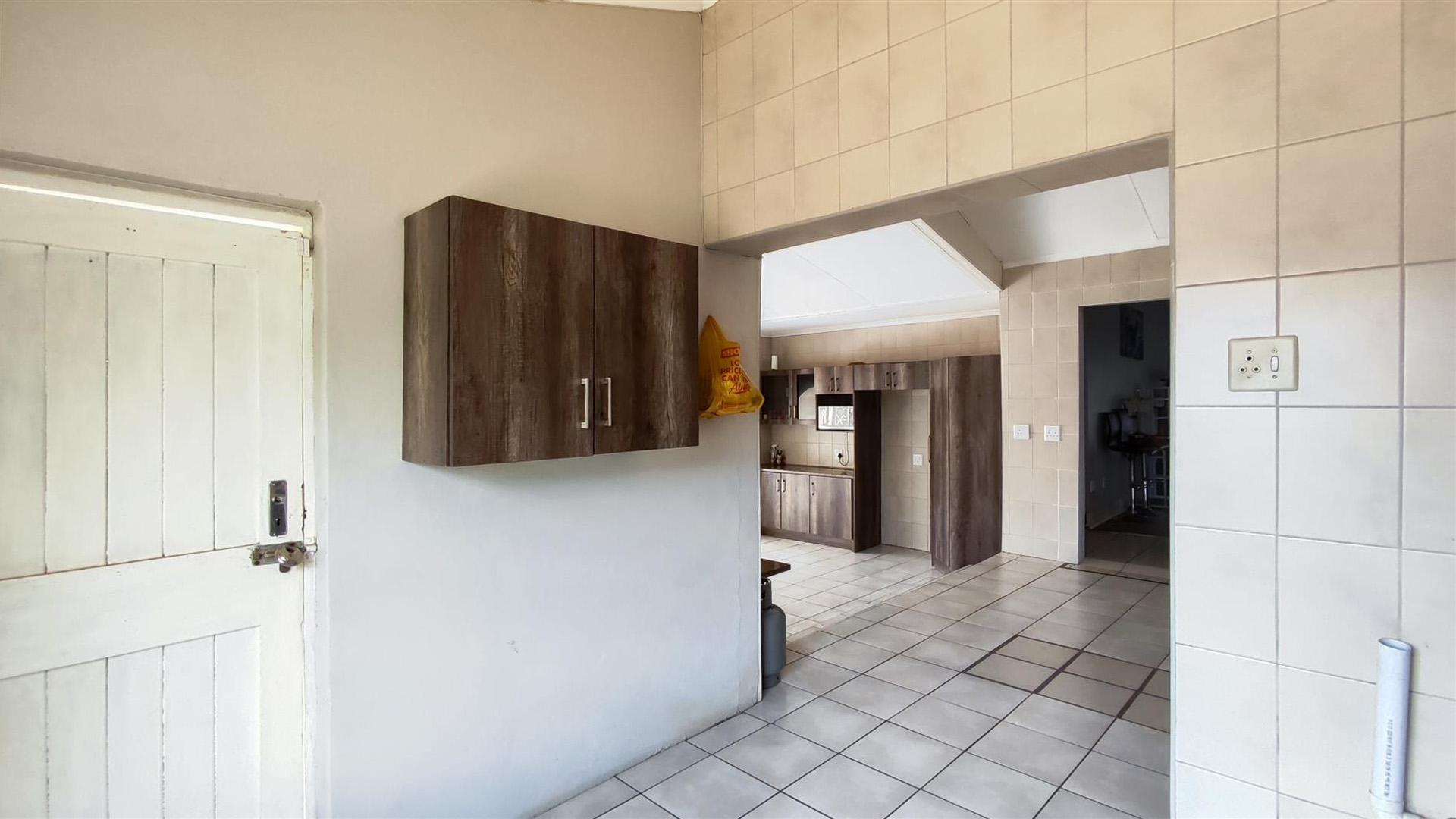 Scullery - 10 square meters of property in Dalview