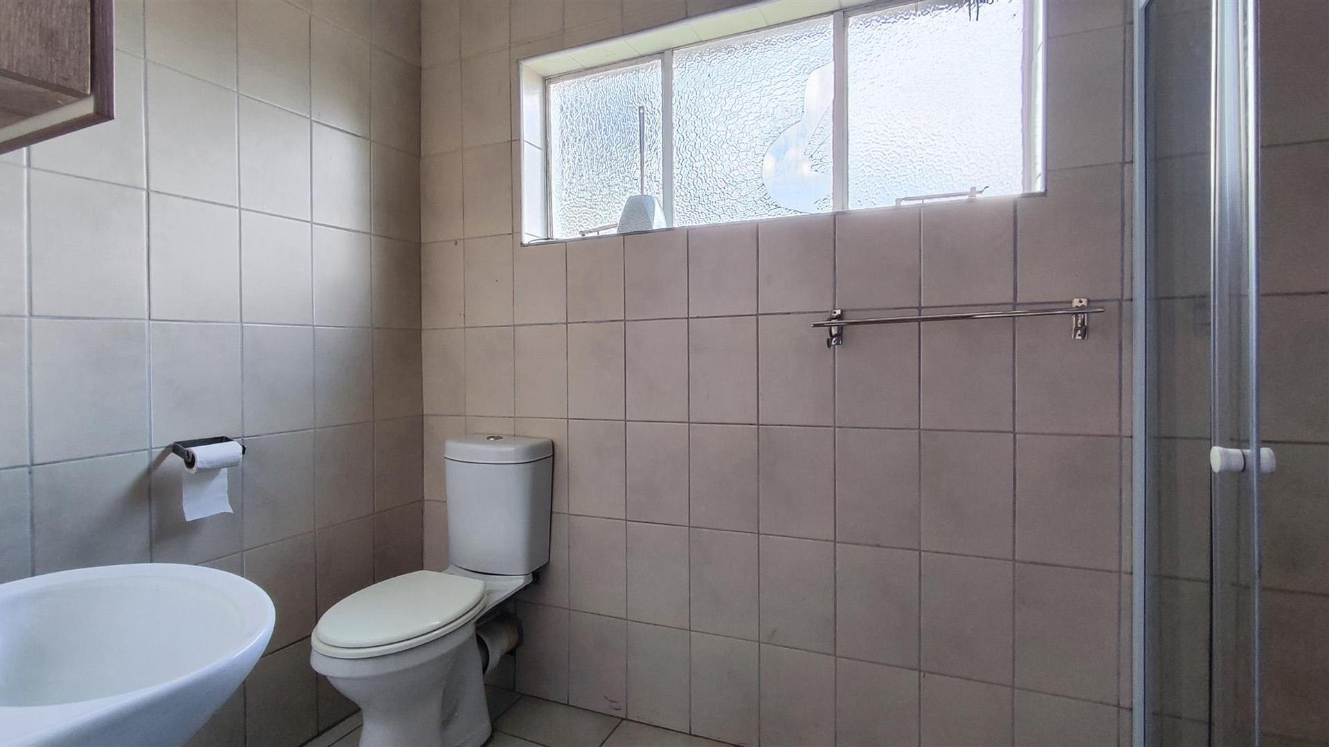 Main Bathroom - 5 square meters of property in Dalview