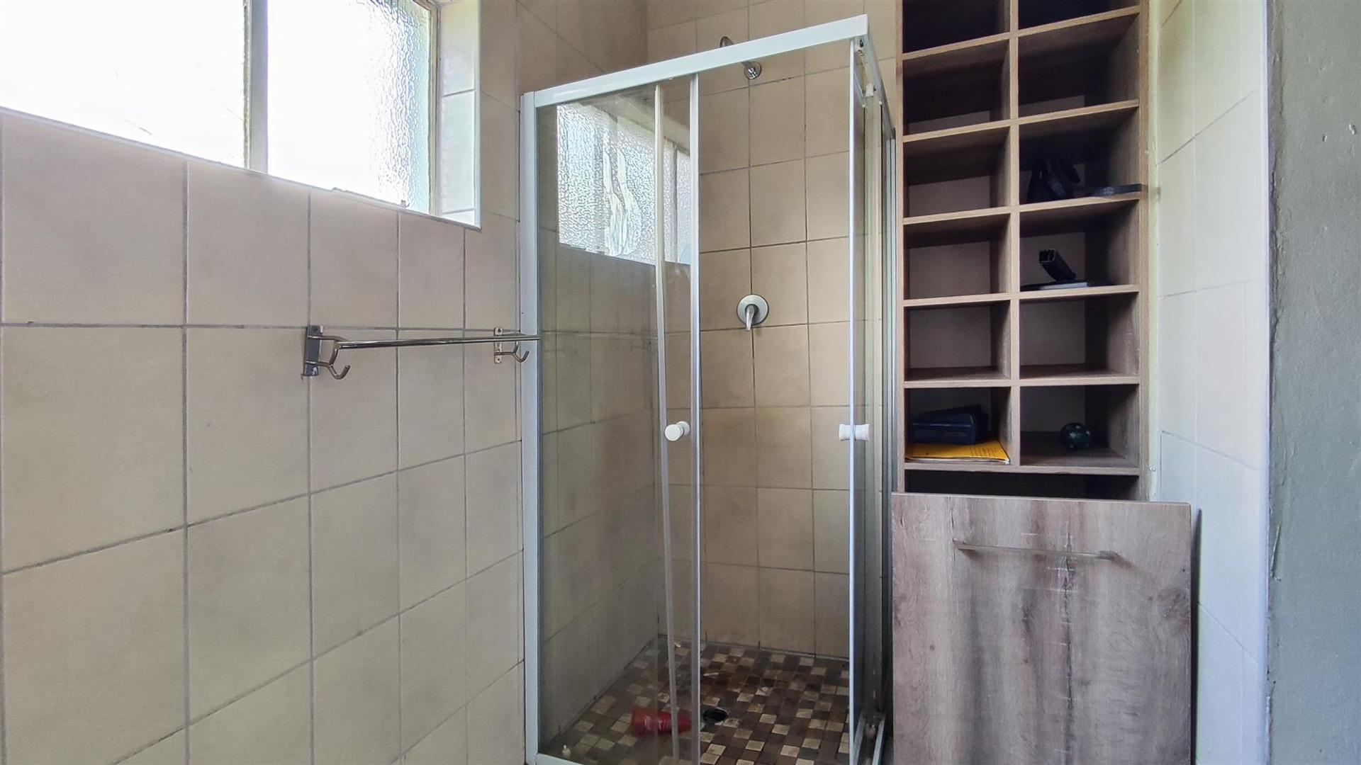 Main Bathroom - 5 square meters of property in Dalview