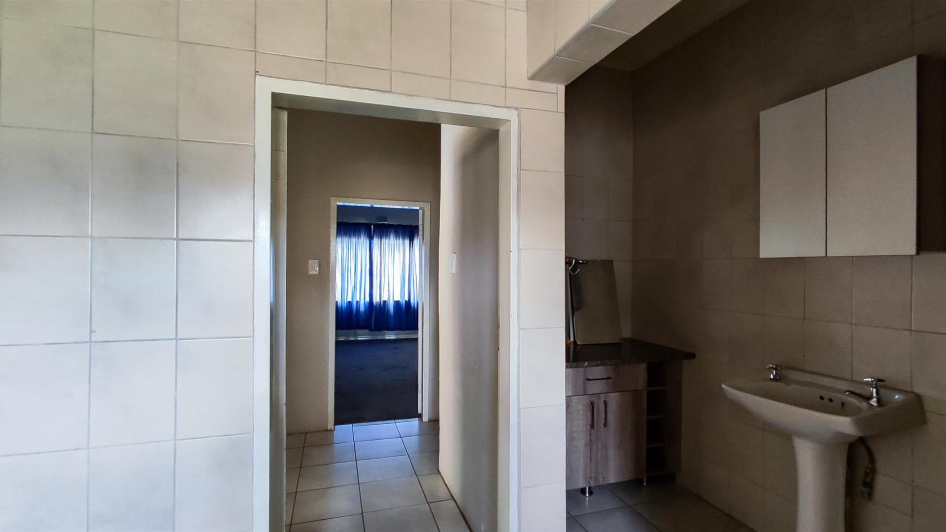 Bathroom 1 - 14 square meters of property in Dalview