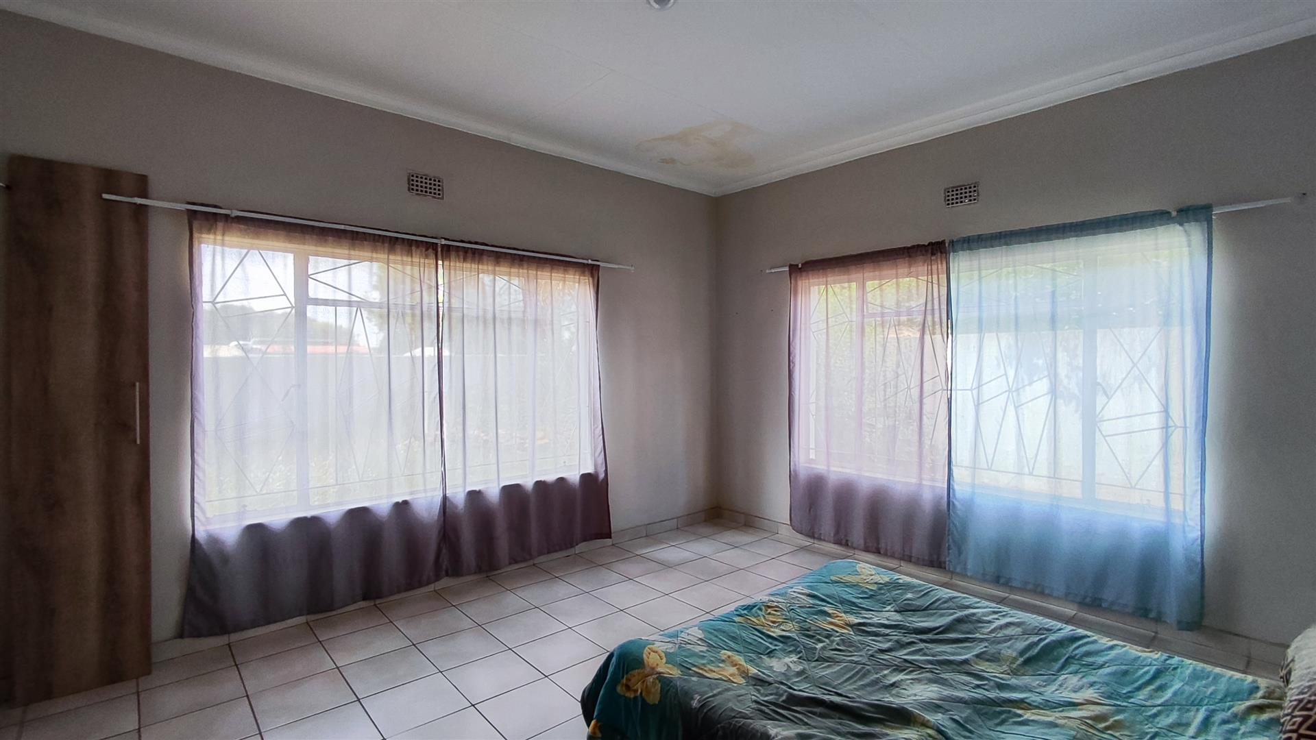 Bed Room 2 - 28 square meters of property in Dalview