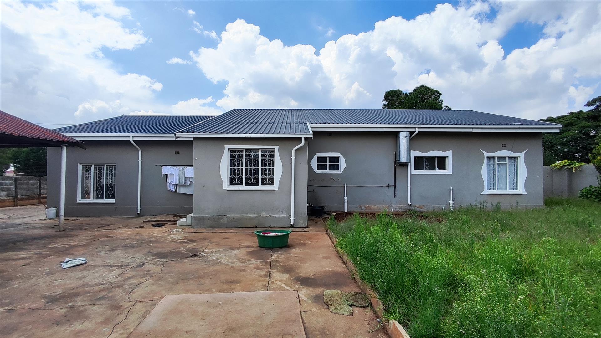 Backyard of property in Dalview