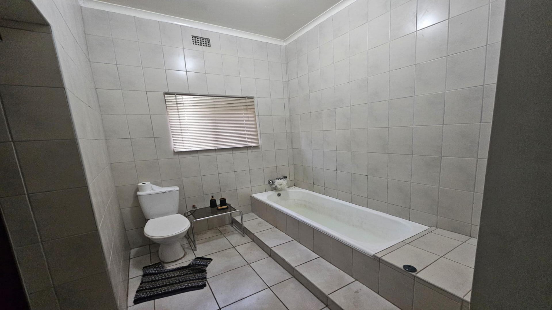 Bathroom 1 - 14 square meters of property in Dalview