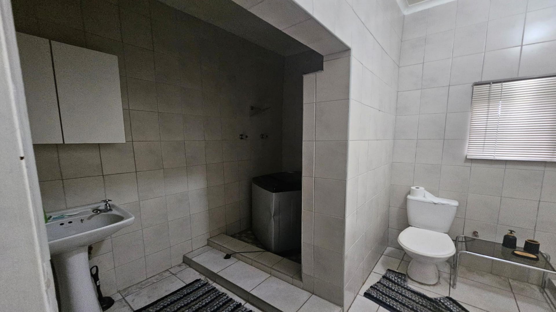 Bathroom 1 - 14 square meters of property in Dalview