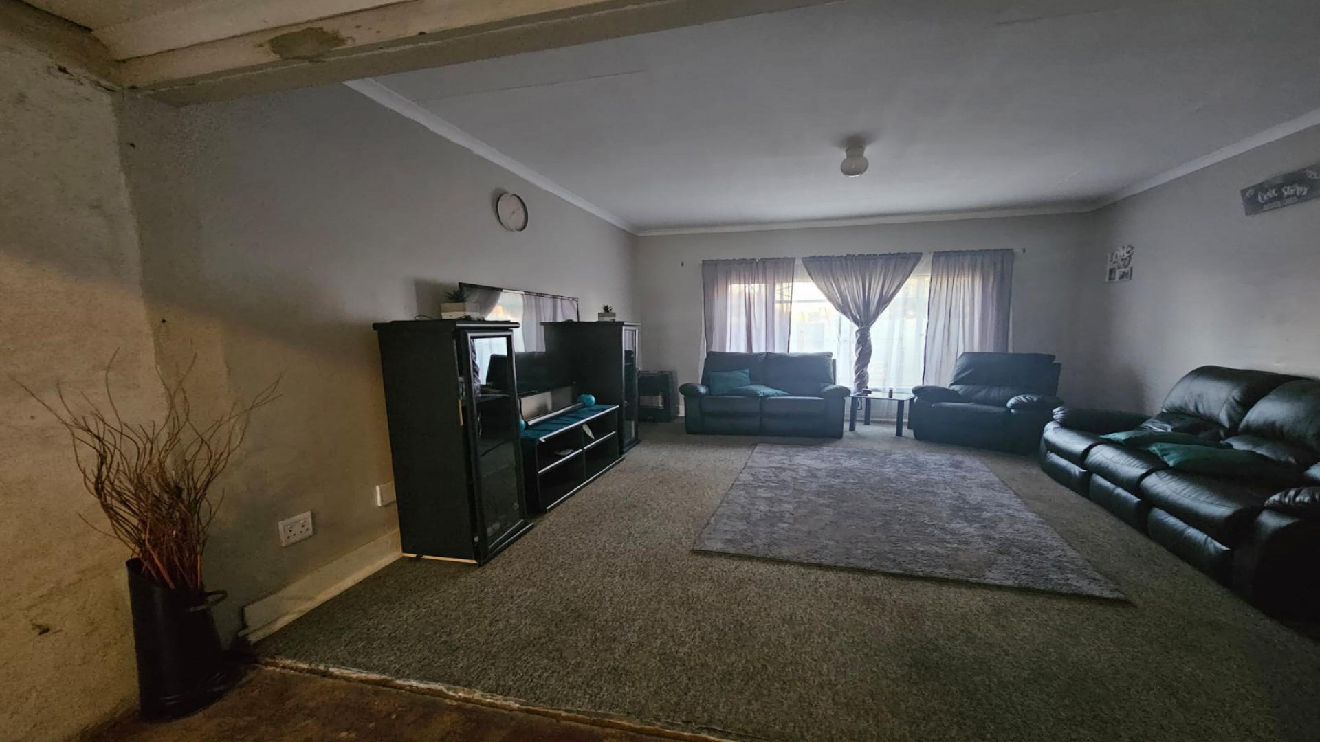 Lounges - 42 square meters of property in Dalview