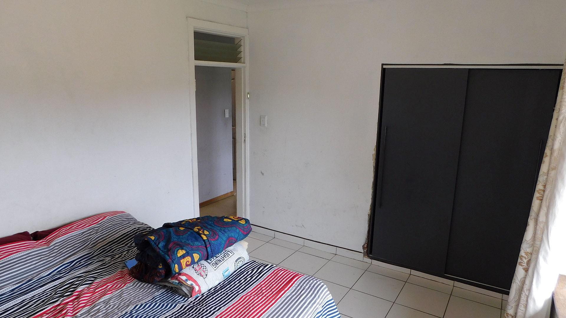 Main Bedroom - 14 square meters of property in Memorial Park 