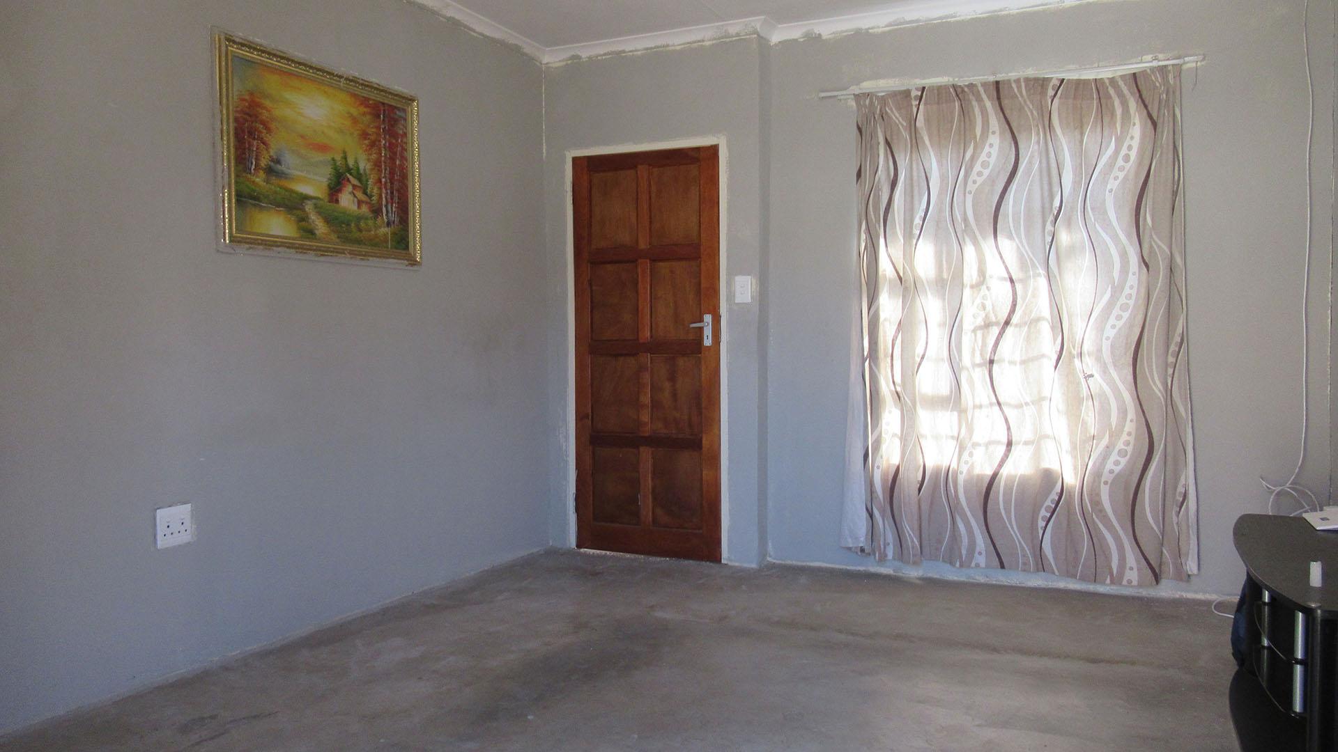 Lounges - 13 square meters of property in Tirong 