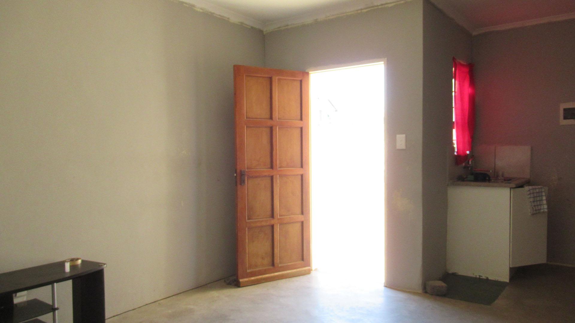 Lounges - 13 square meters of property in Tirong 