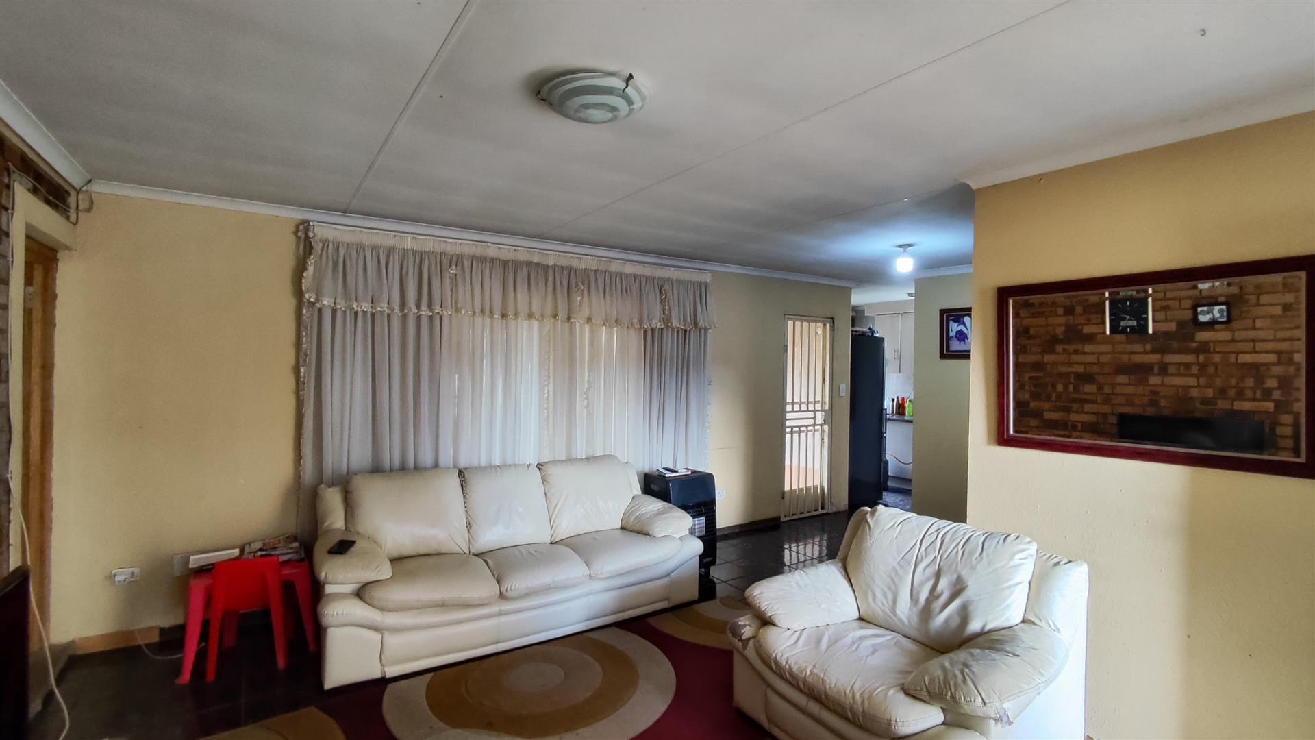 Lounges - 21 square meters of property in Brakpan
