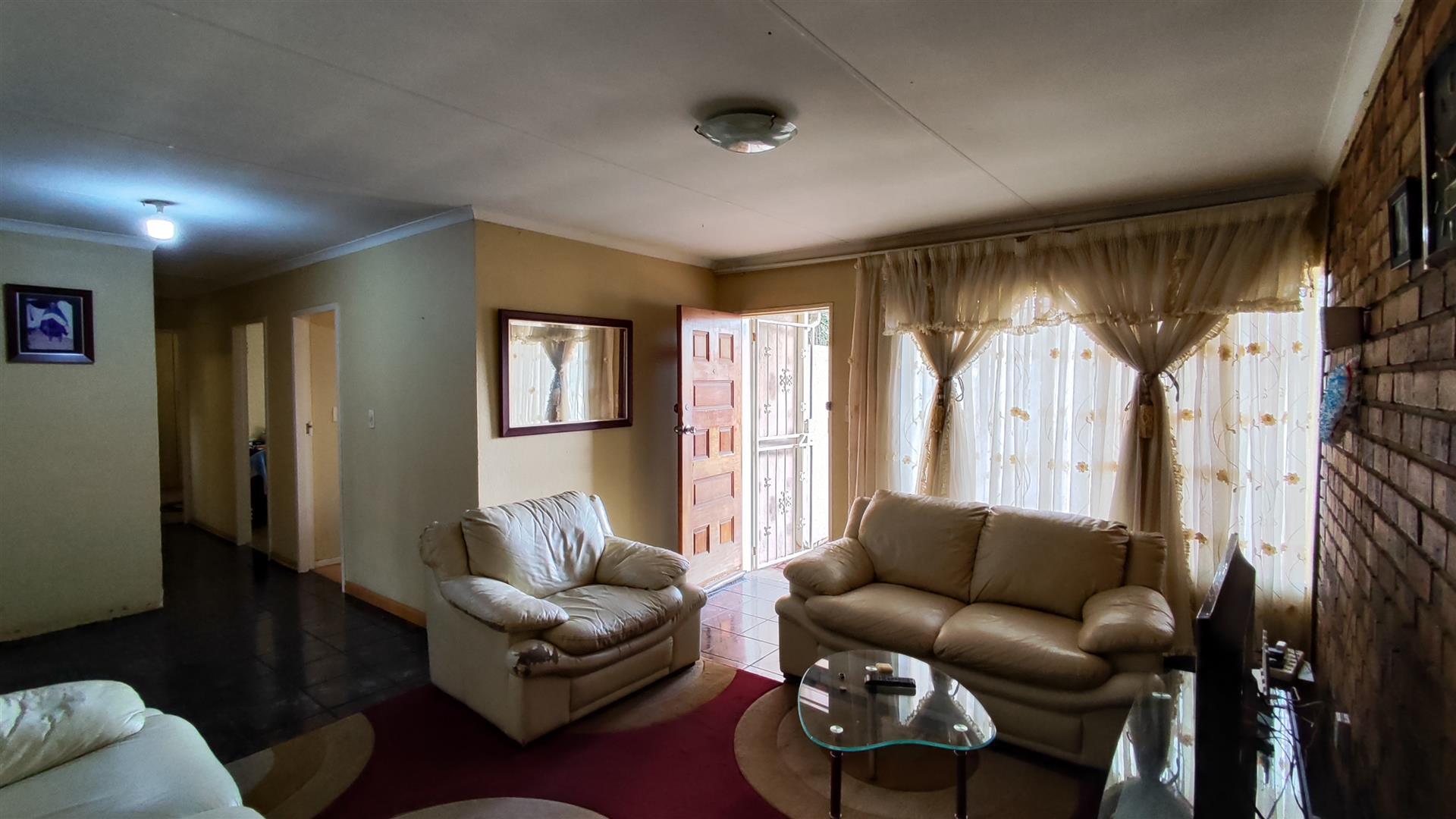 Lounges - 21 square meters of property in Brakpan