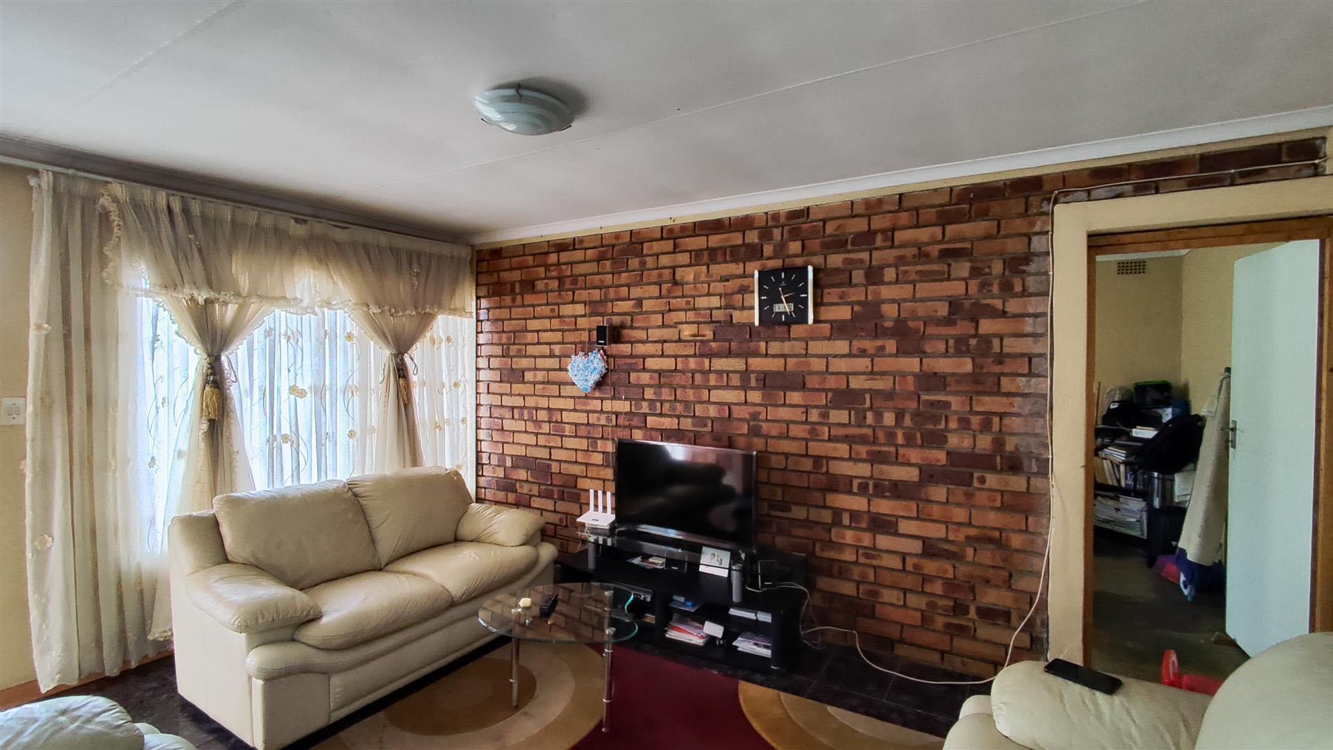 Lounges - 21 square meters of property in Brakpan
