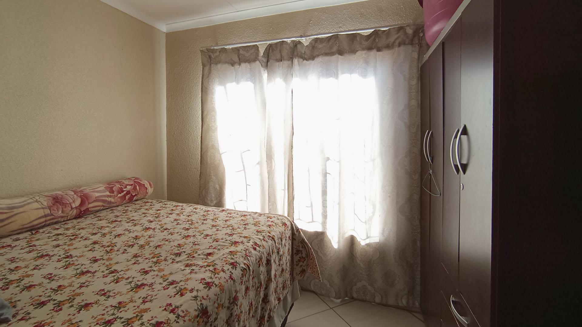 Bed Room 1 - 8 square meters of property in Soshanguve East