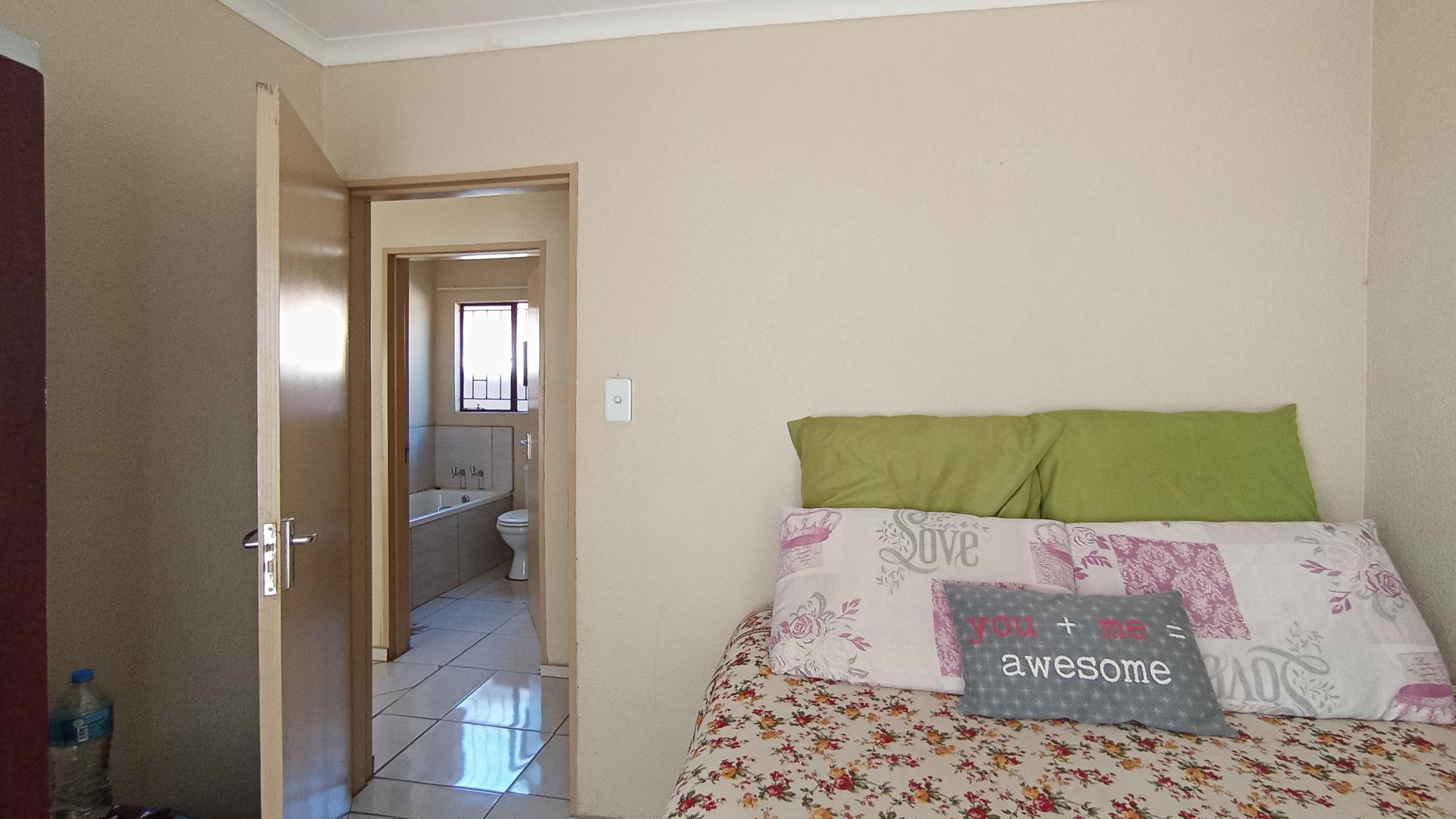 Bed Room 1 - 8 square meters of property in Soshanguve East