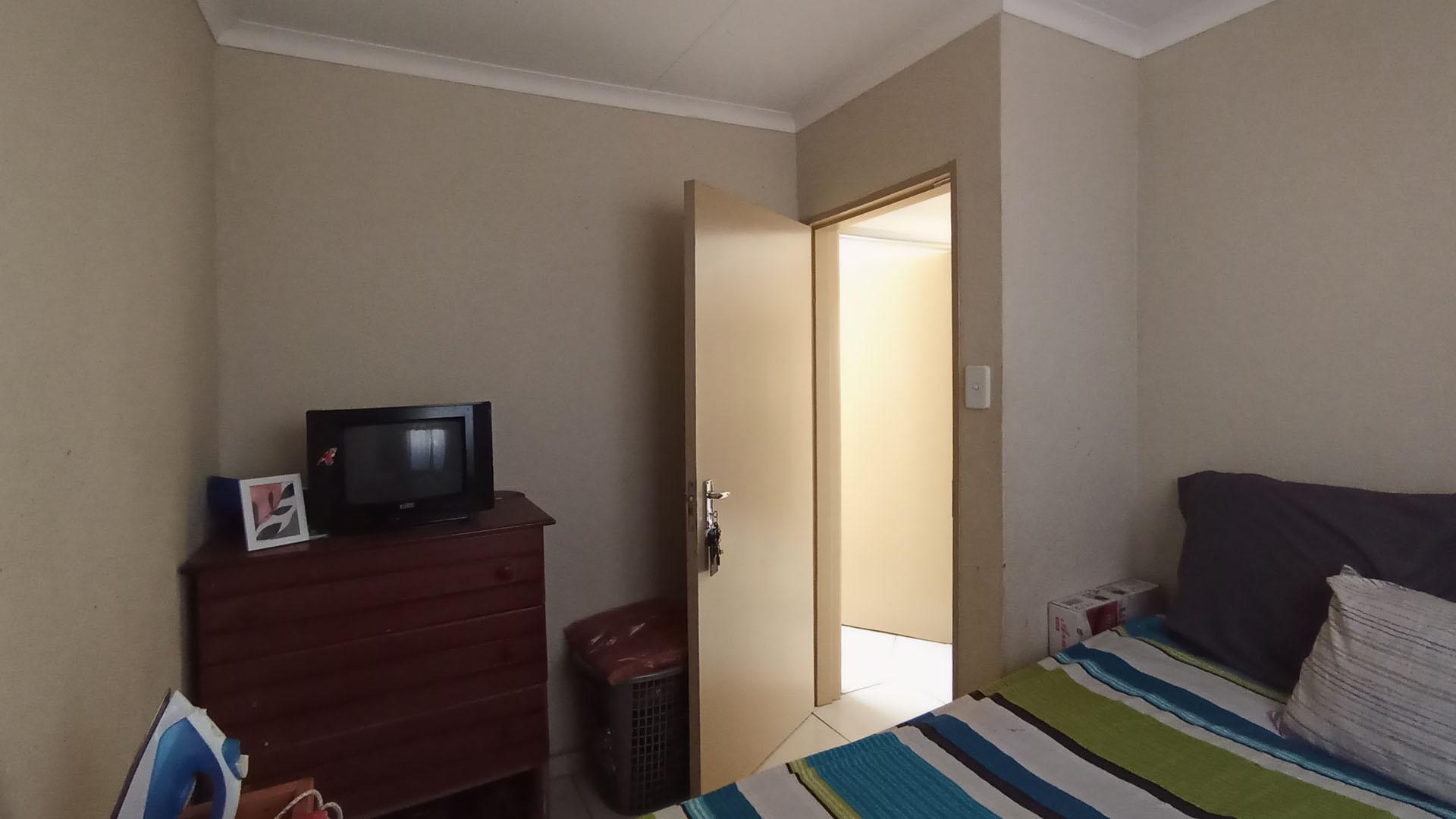 Bed Room 2 - 8 square meters of property in Soshanguve East