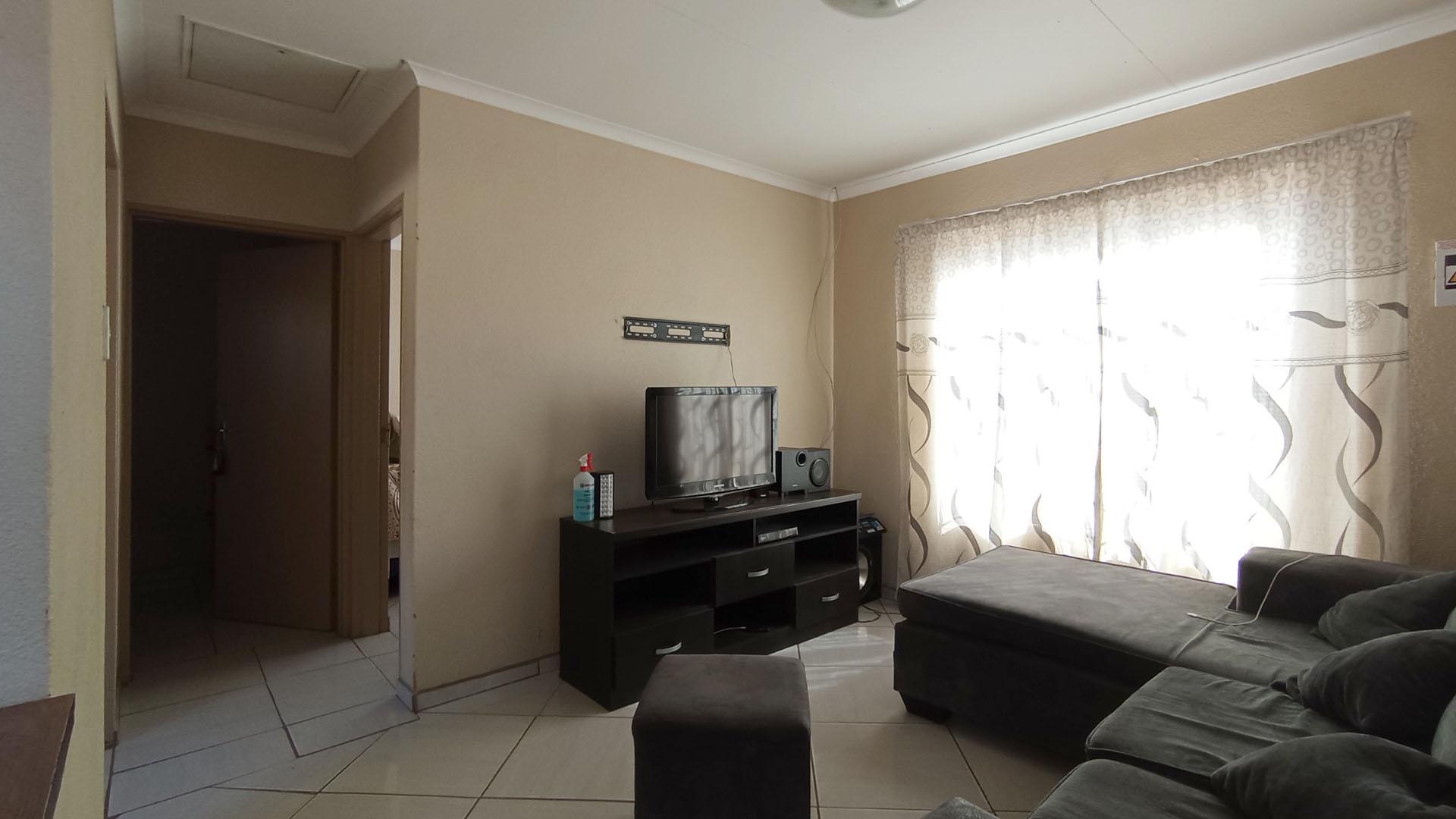 Lounges - 12 square meters of property in Soshanguve East