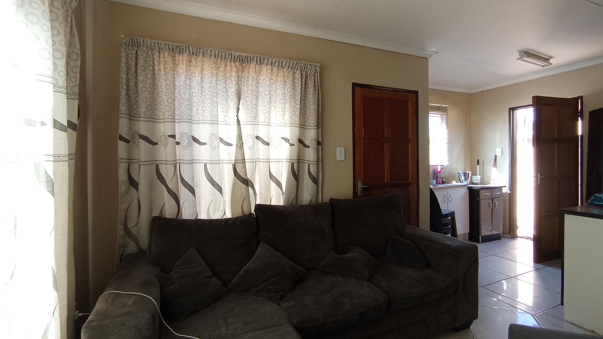 Lounges - 12 square meters of property in Soshanguve East