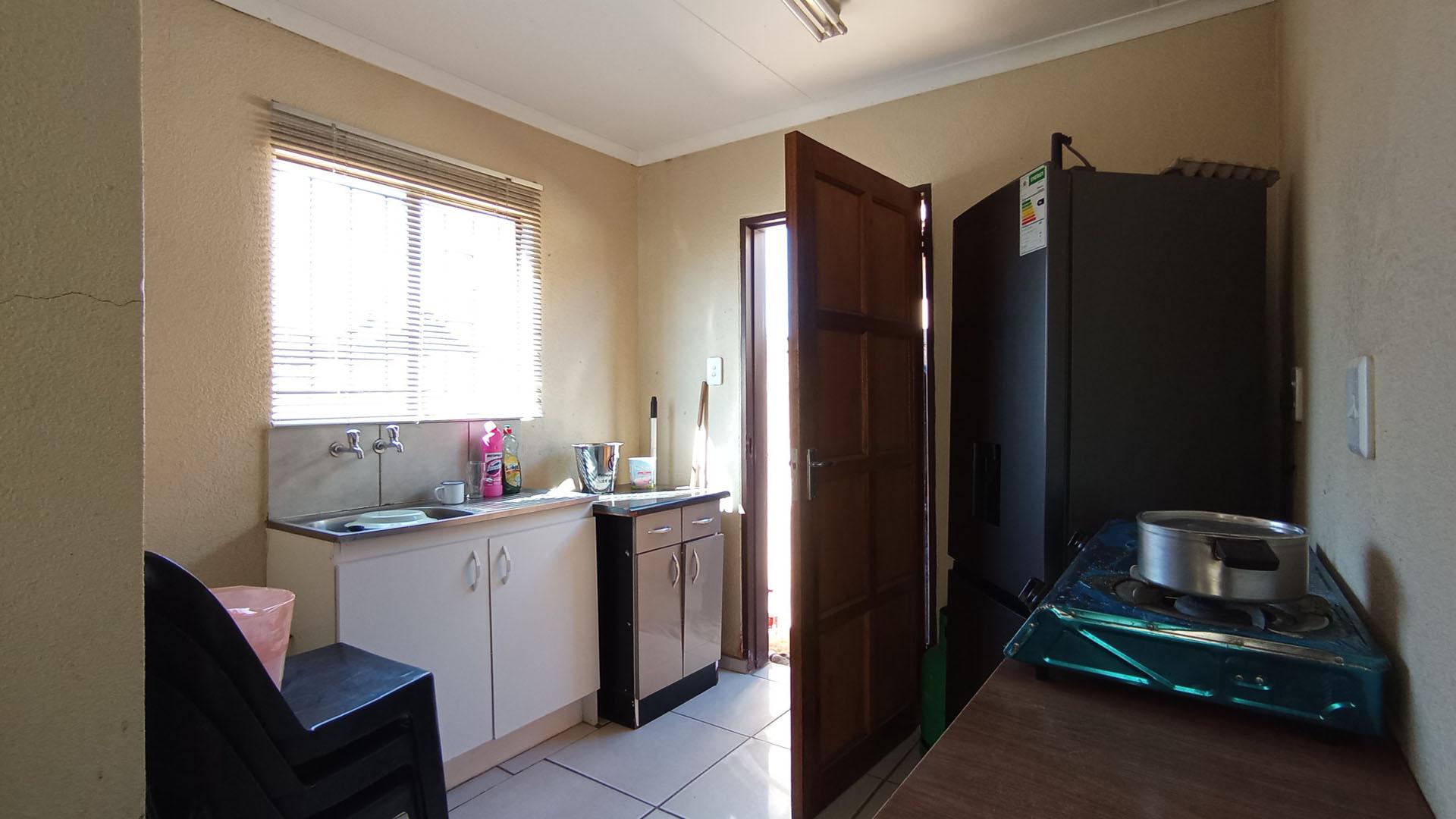 Kitchen - 7 square meters of property in Soshanguve East