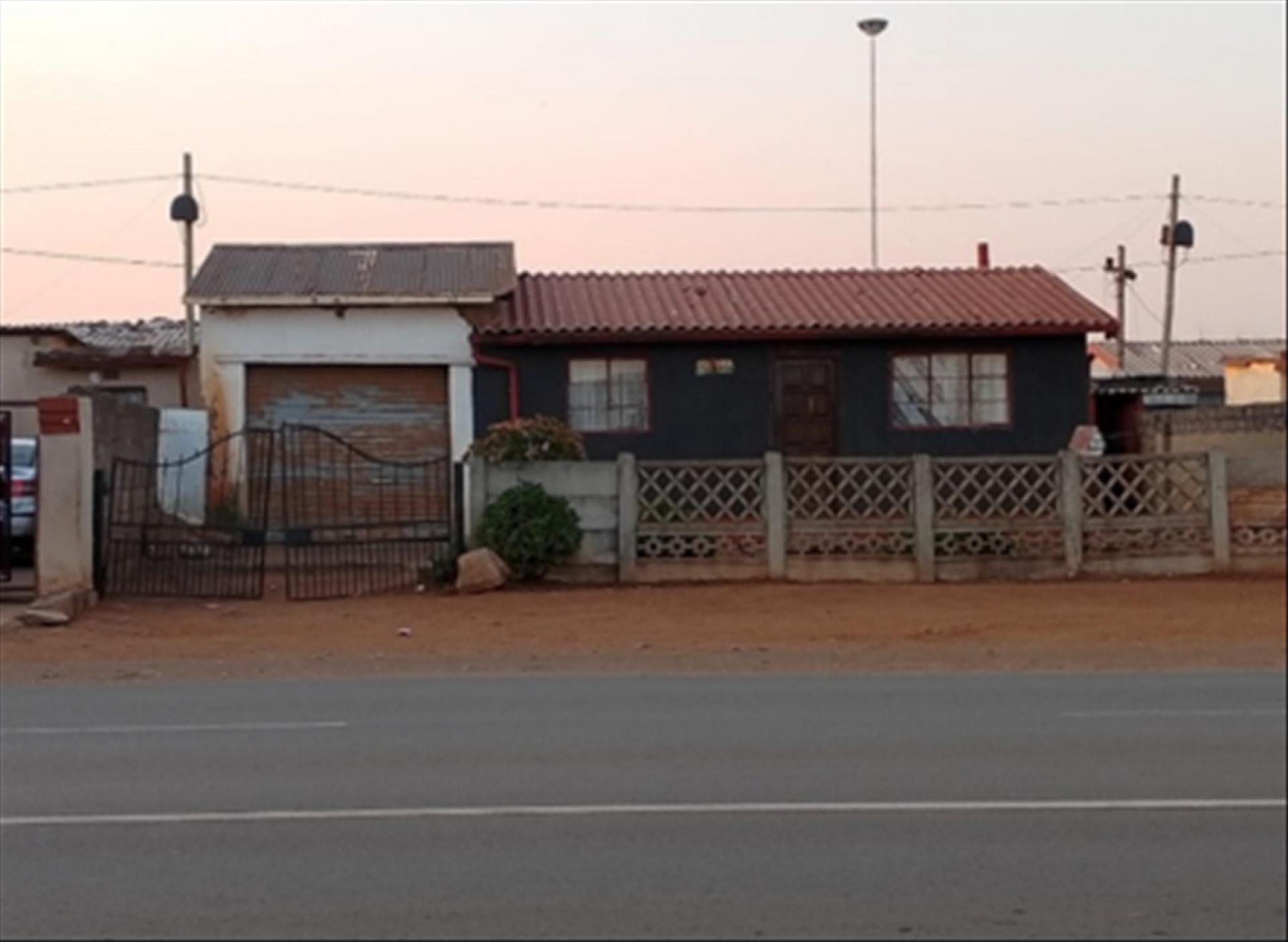 Front View of property in Vosloorus