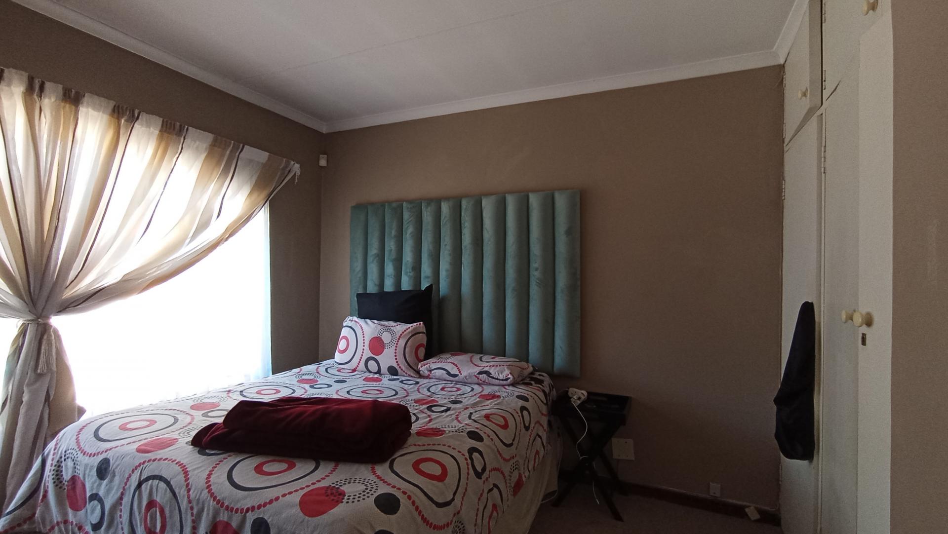 Bed Room 1 - 14 square meters of property in Corlett Gardens
