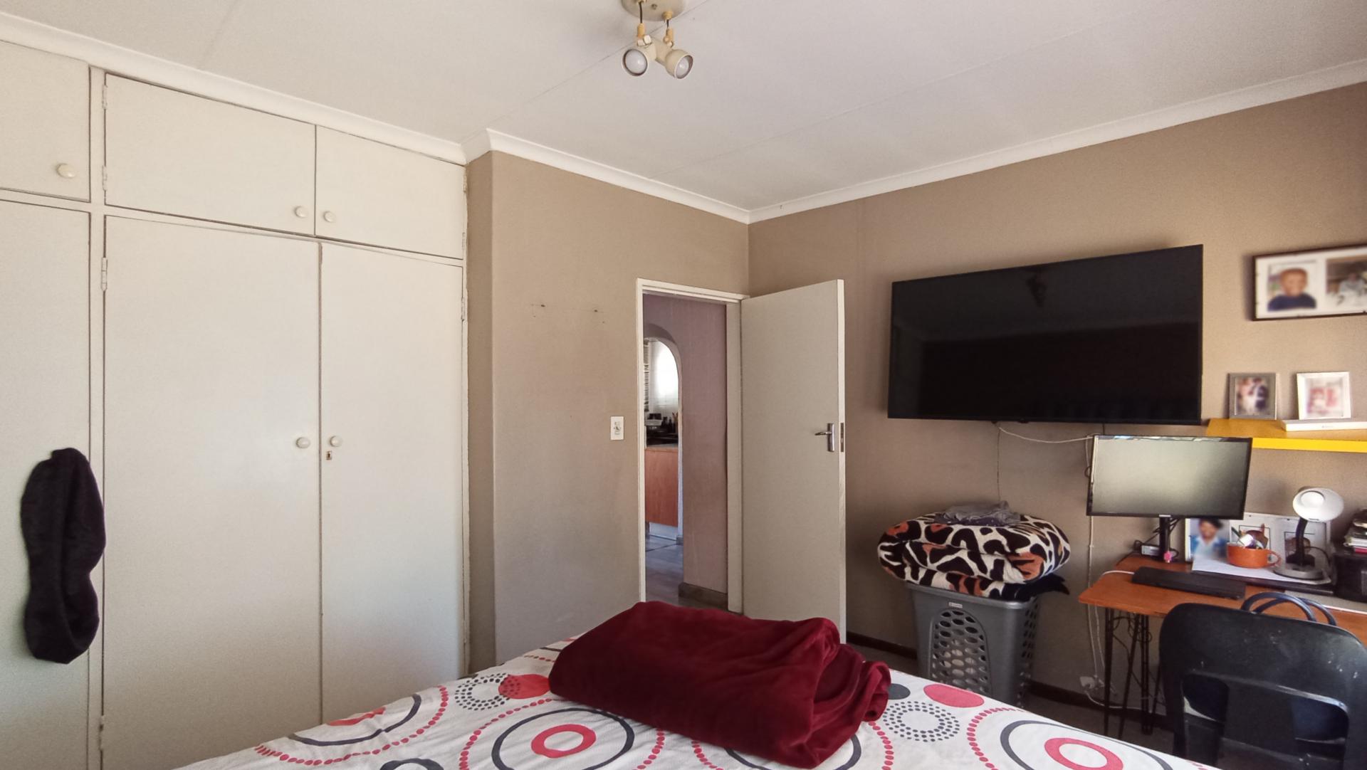 Bed Room 1 - 14 square meters of property in Corlett Gardens