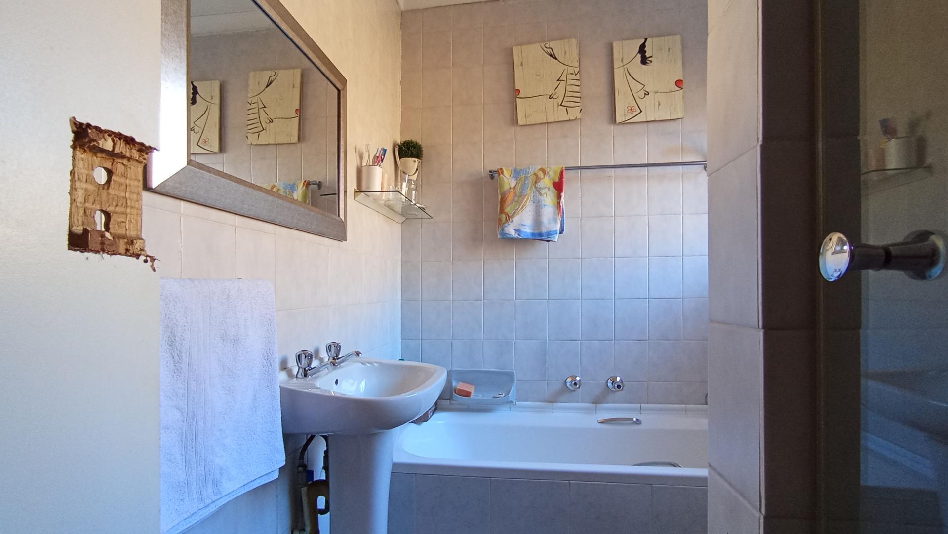 Bathroom 1 - 5 square meters of property in Corlett Gardens