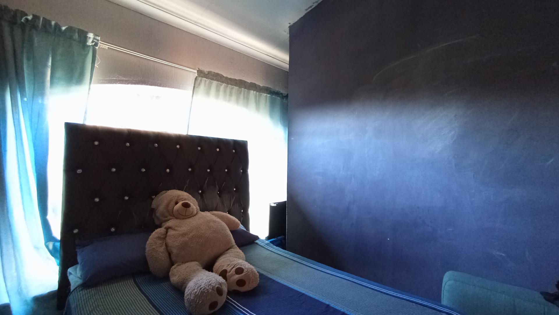 Bed Room 2 - 8 square meters of property in Corlett Gardens