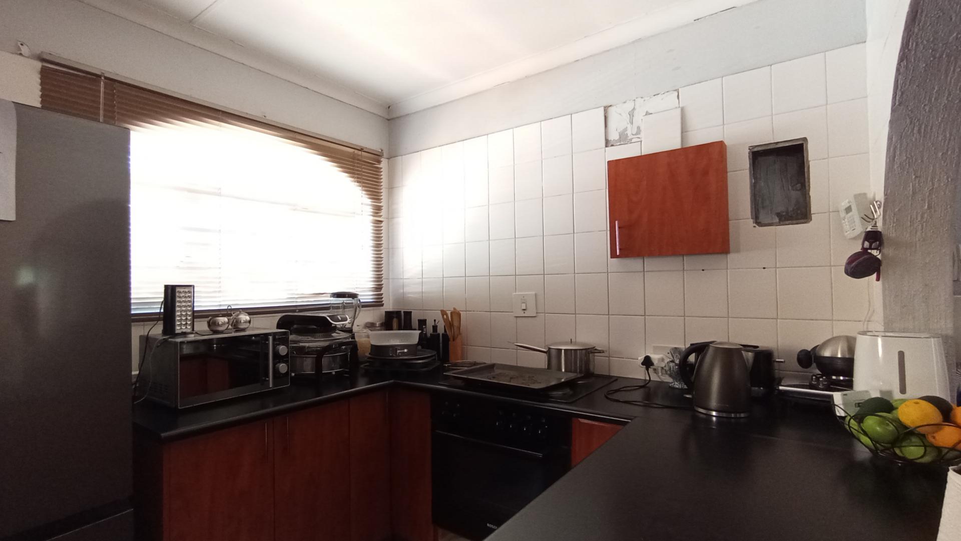 Kitchen - 10 square meters of property in Corlett Gardens