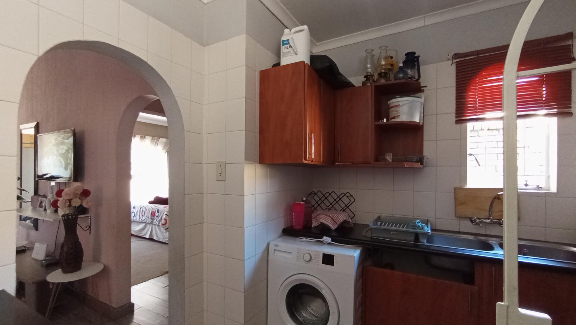 Kitchen - 10 square meters of property in Corlett Gardens