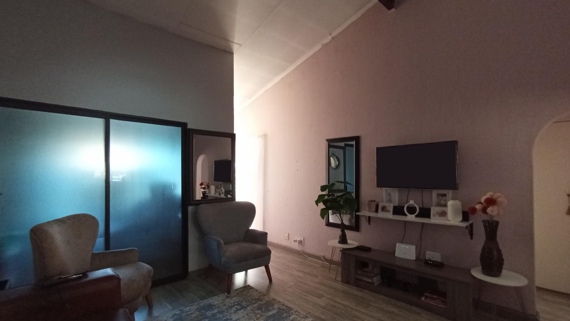 Lounges - 19 square meters of property in Corlett Gardens
