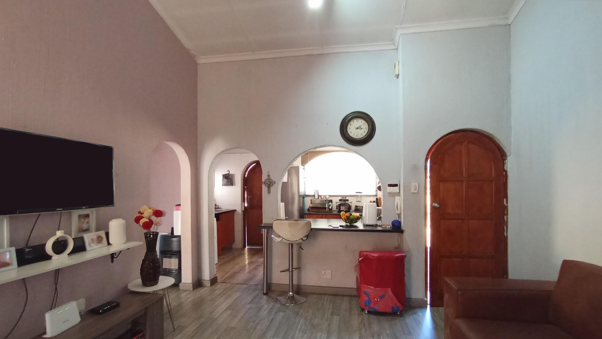 Lounges - 19 square meters of property in Corlett Gardens