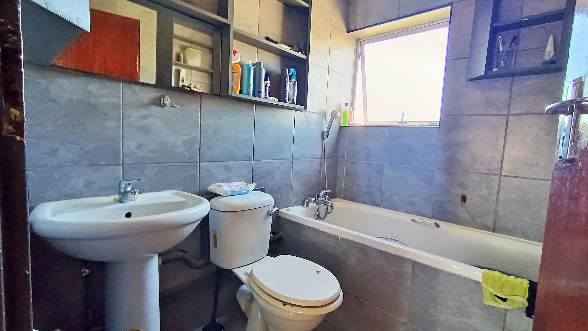Bathroom 1 - 4 square meters of property in Westridge CP