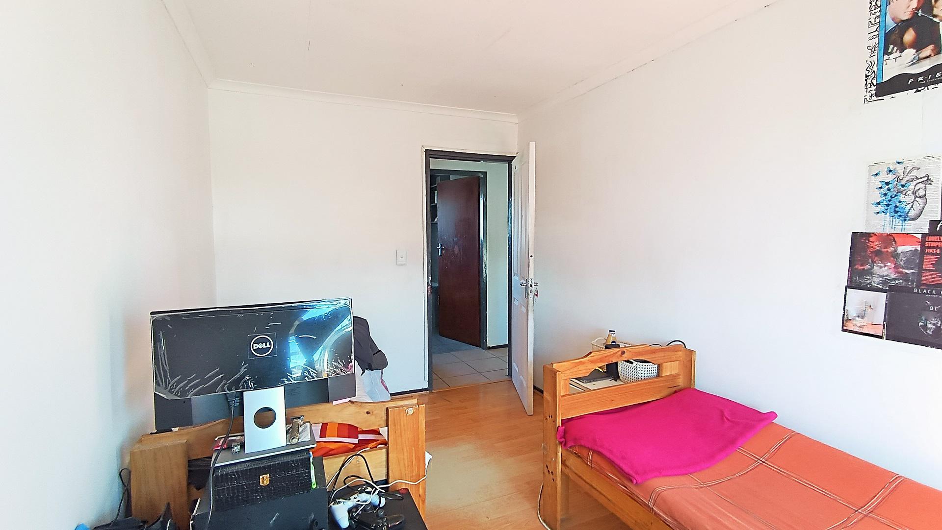 Bed Room 1 - 11 square meters of property in Westridge CP